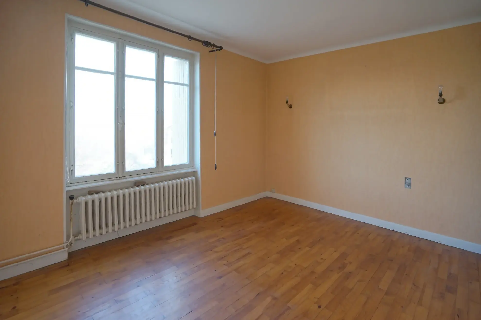 Maison à vendre à Albon avec potentiel de rénovation et grand espace intérieur 