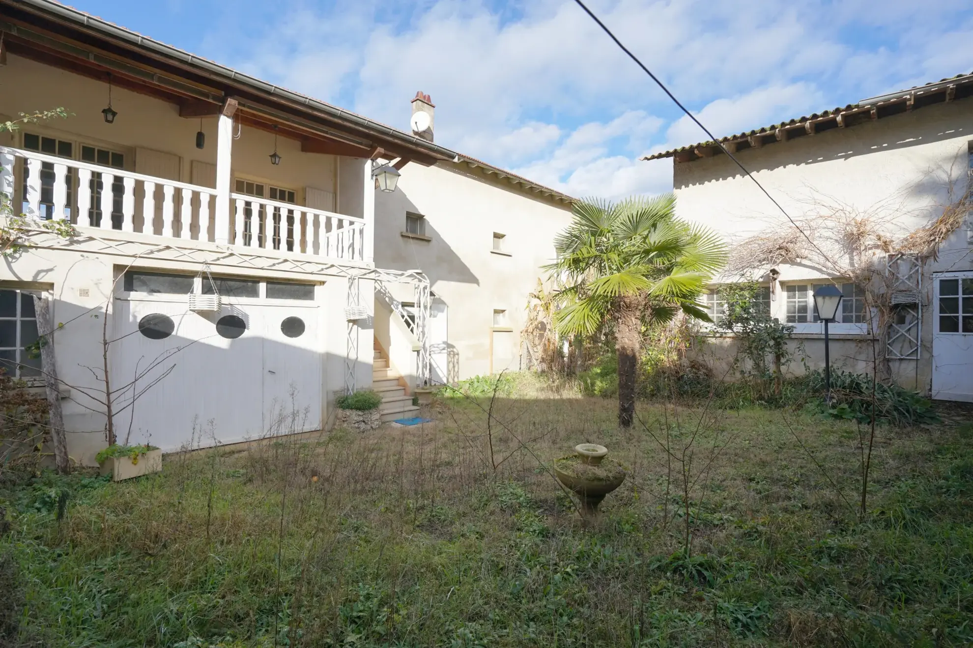 Maison à vendre à Albon avec potentiel de rénovation et grand espace intérieur 