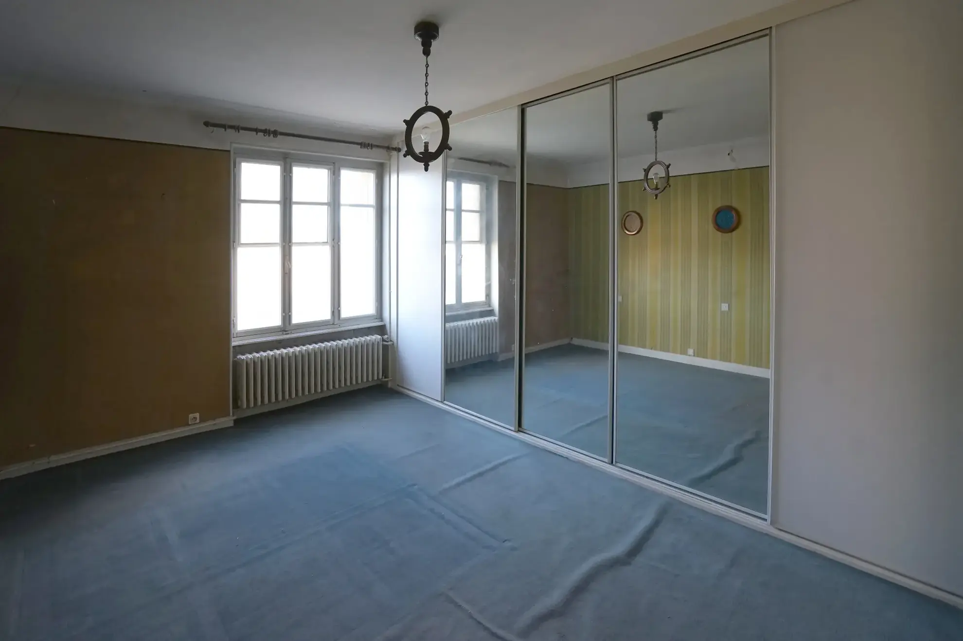 Maison à vendre à Albon avec potentiel de rénovation et grand espace intérieur 