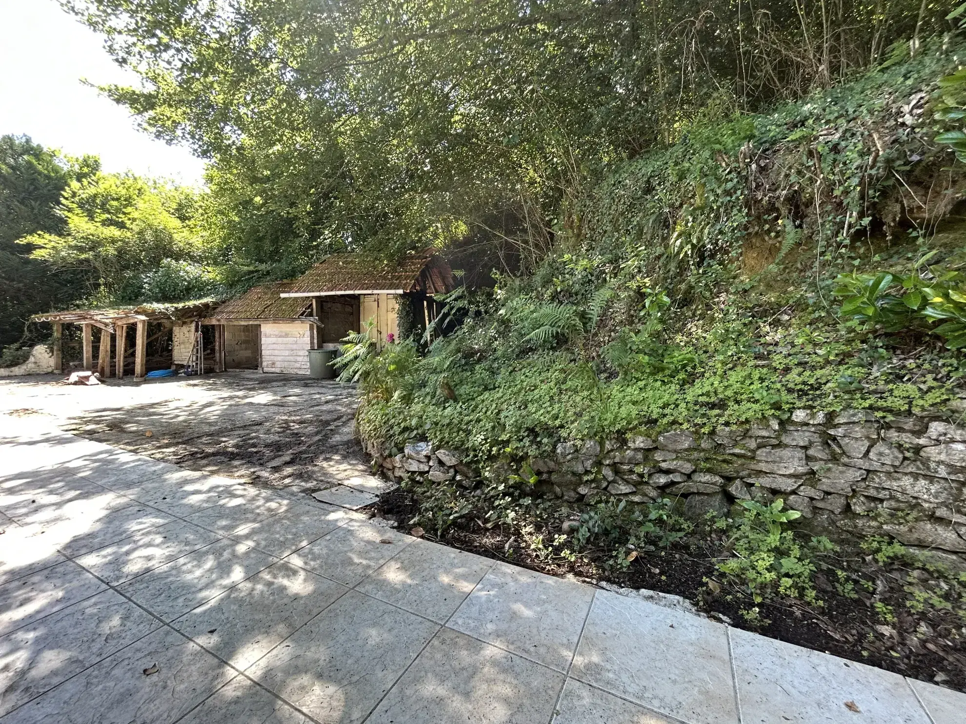 Maison à vendre à Gan - 68 m² avec terrain boisé et dépendance 