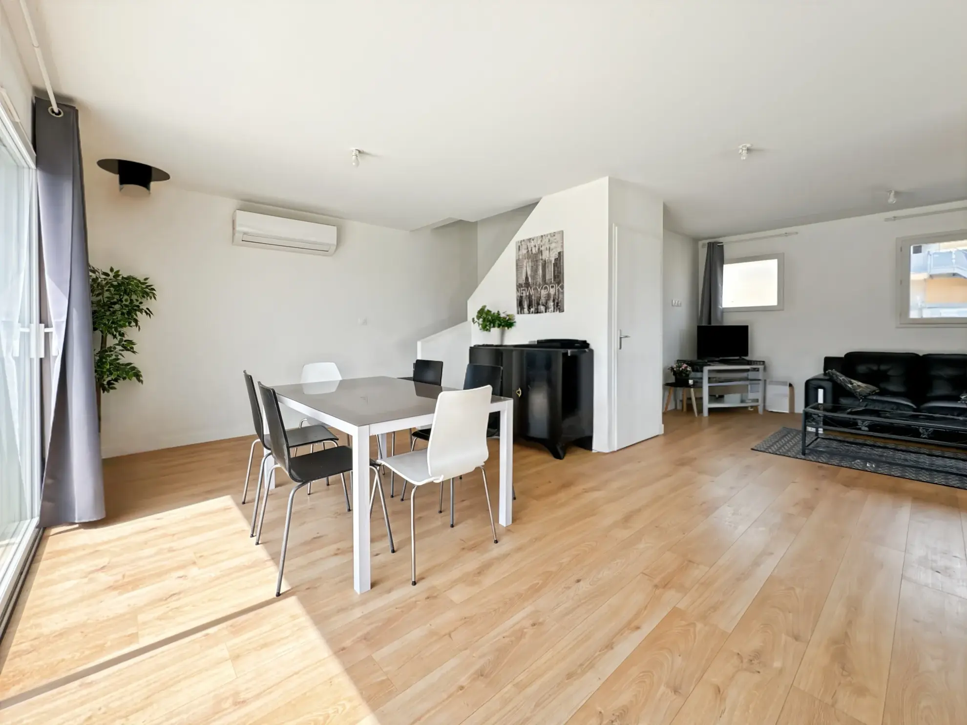 Maison lumineuse avec jardin et vue dégagée à Saint-Jean-de-Thurigneux 