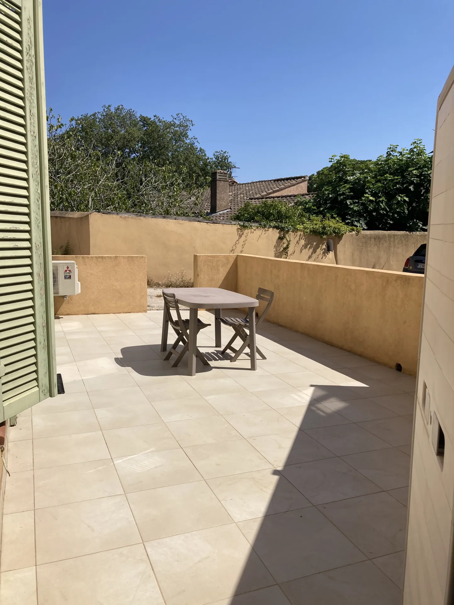 Appartement T2 en rez-de-chaussée avec terrasse et parking à Six Fours les plages