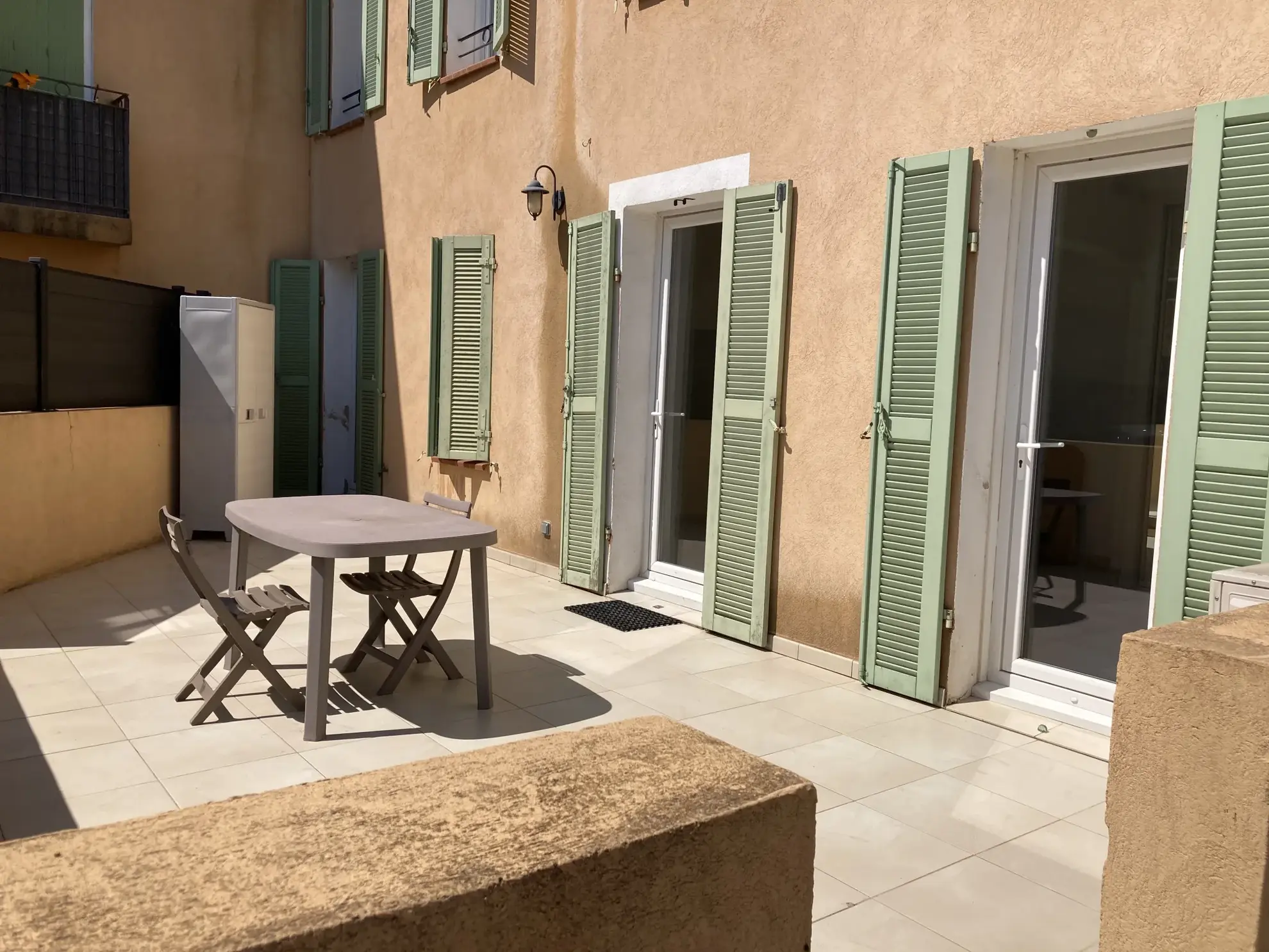 Appartement T2 en rez-de-chaussée avec terrasse et parking à Six Fours les plages 