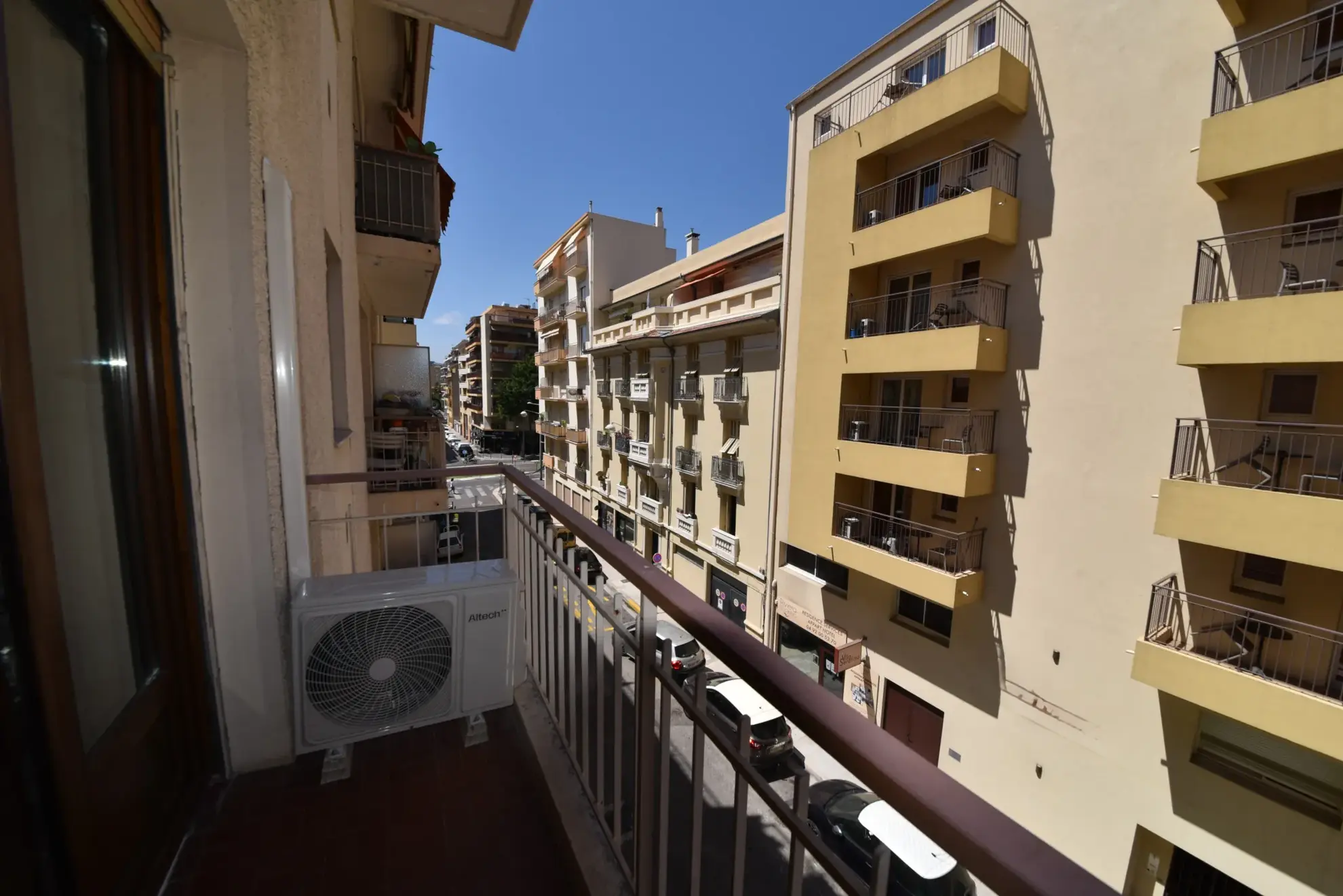 Appartement 2 pièces rénové avec balcons à Nice - Calme et proche commodités 