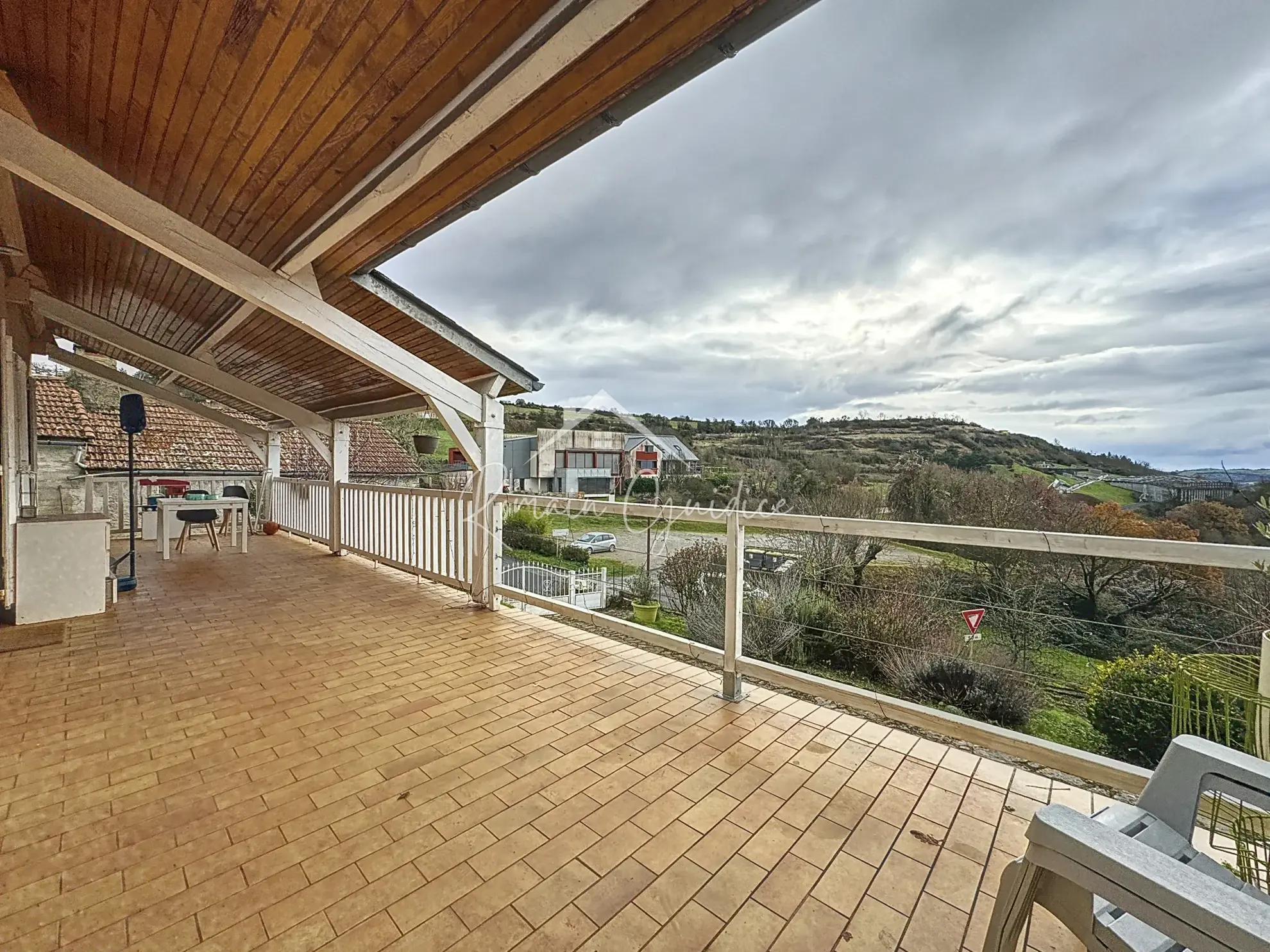 Maison Type 6 de 166 m² avec vue dégagée face à un grand terrain de 941 m² à Saint-Léons 