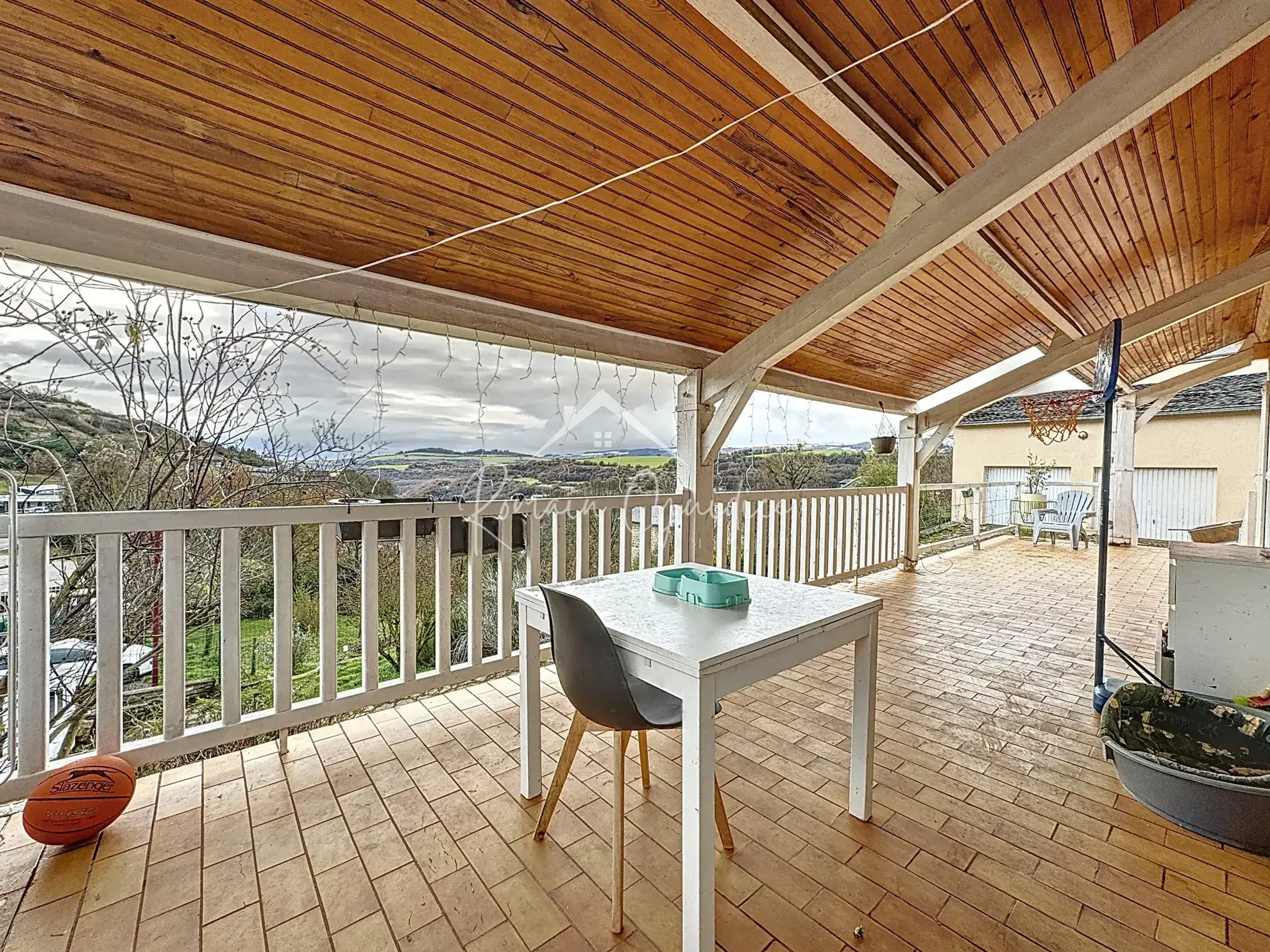 Maison Type 6 de 166 m² avec vue dégagée face à un grand terrain de 941 m² à Saint-Léons 