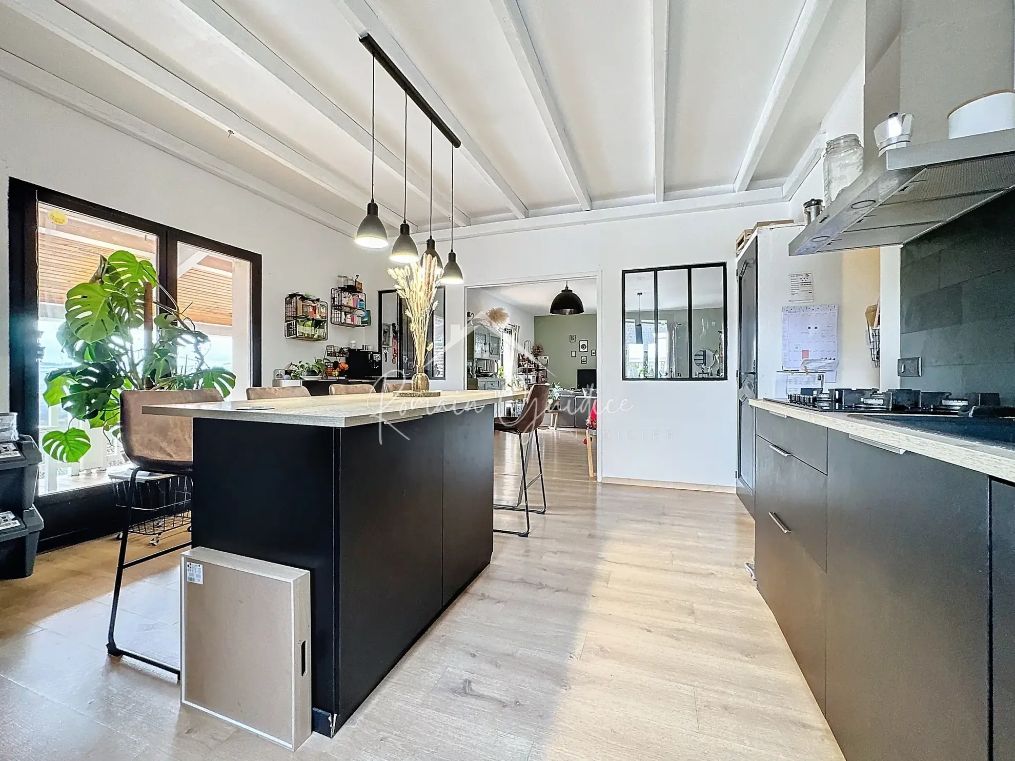 Maison Type 6 de 166 m² avec vue dégagée face à un grand terrain de 941 m² à Saint-Léons 