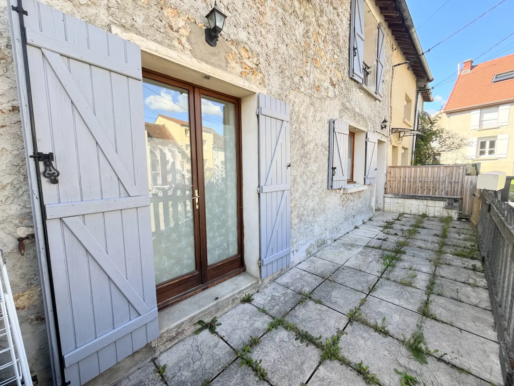 Maison 110 m² avec 3 chambres, garage double et terrain arboré à Villeneuve-sur-Bellot 