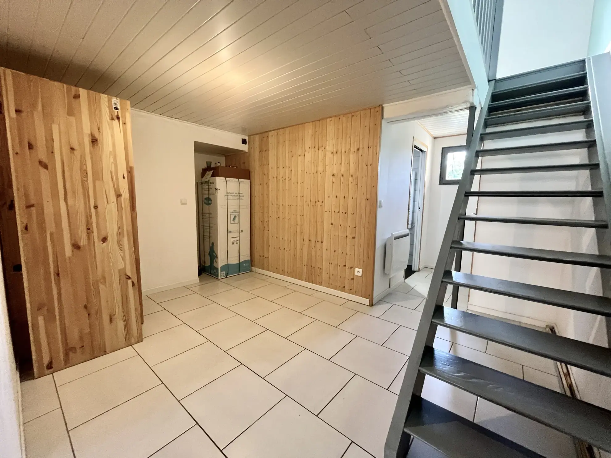 Maison 110 m² avec 3 chambres, garage double et terrain arboré à Villeneuve-sur-Bellot 