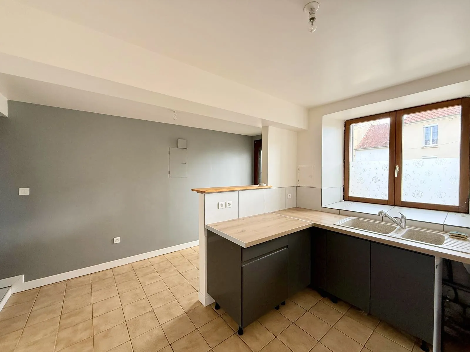 Maison 110 m² avec 3 chambres, garage double et terrain arboré à Villeneuve-sur-Bellot 