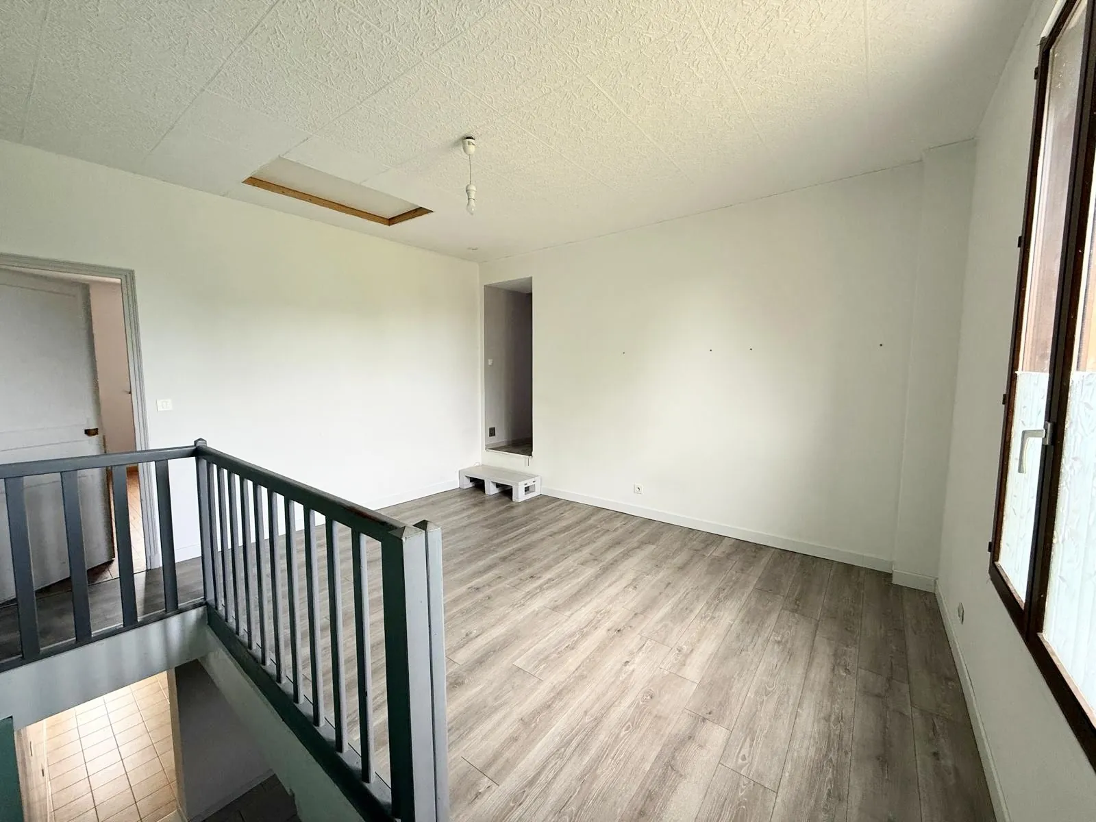 Maison 110 m² avec 3 chambres, garage double et terrain arboré à Villeneuve-sur-Bellot 