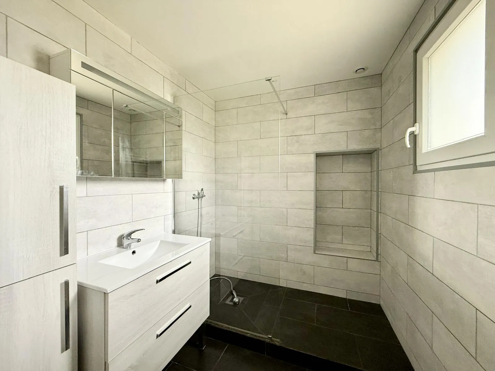 Maison 110 m² avec 3 chambres, garage double et terrain arboré à Villeneuve-sur-Bellot 