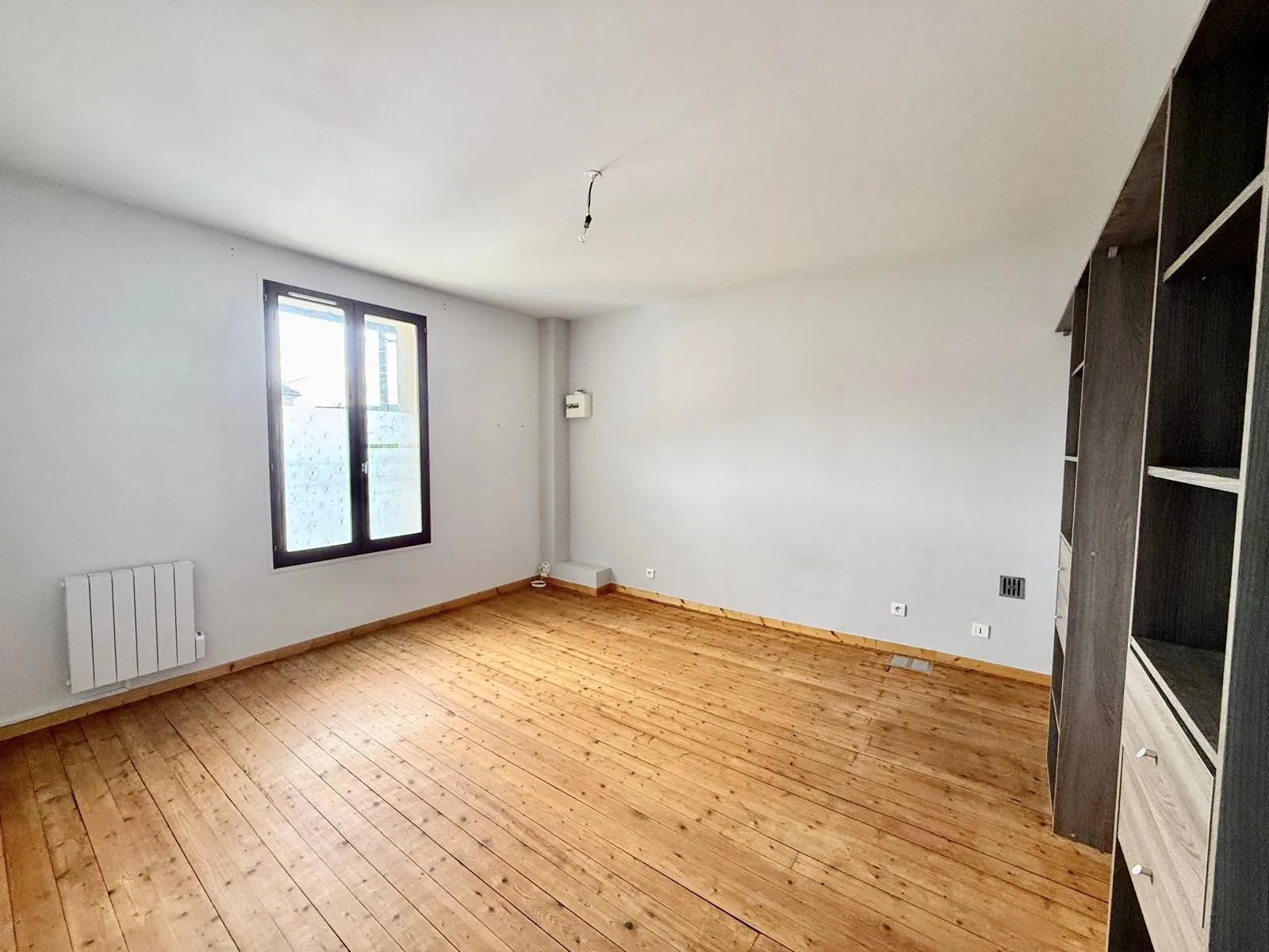 Maison 110 m² avec 3 chambres, garage double et terrain arboré à Villeneuve-sur-Bellot 