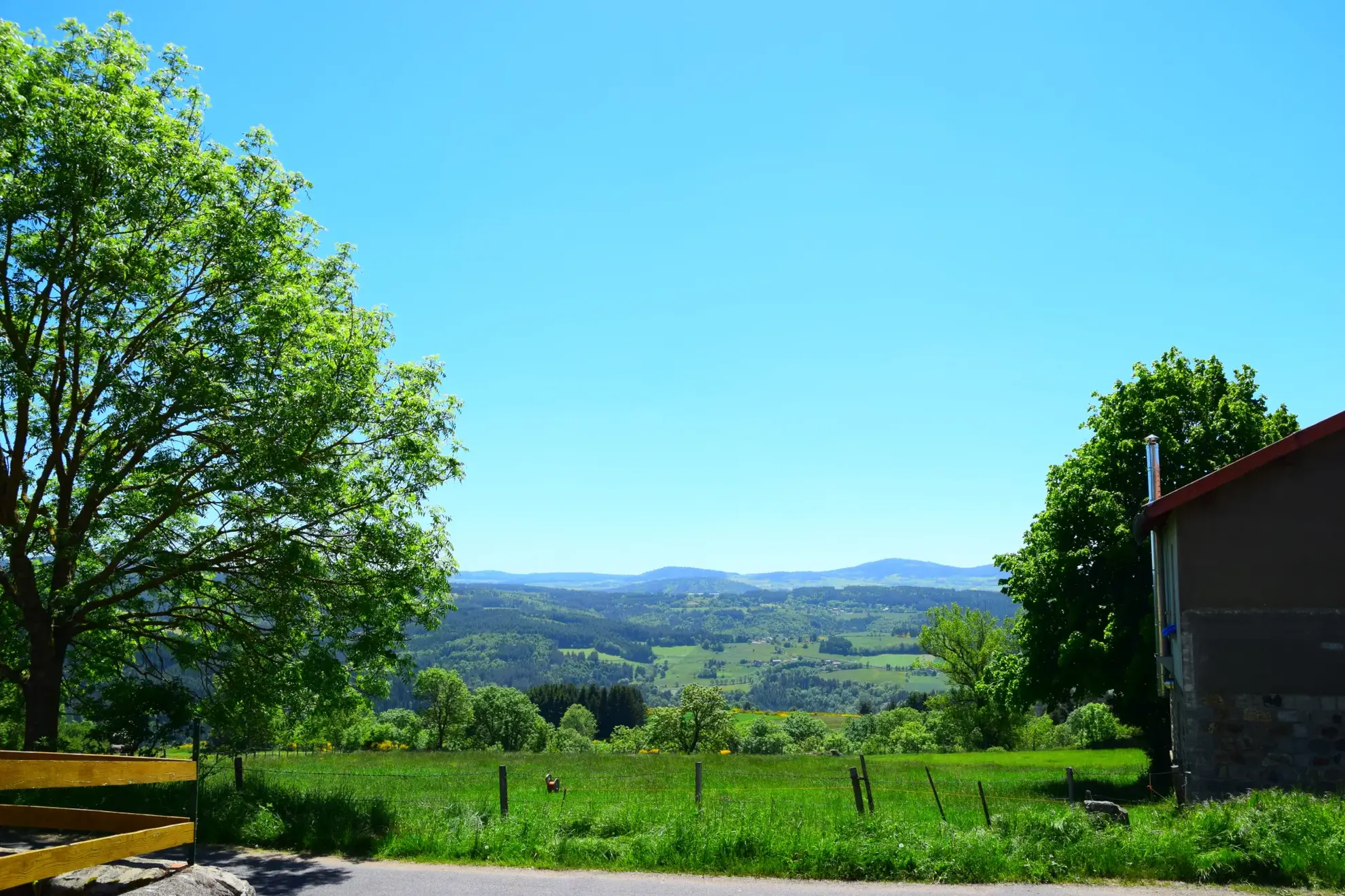 Ferme rénovée en Ardèche avec dépendances et vue montagne – Opportunité rare 