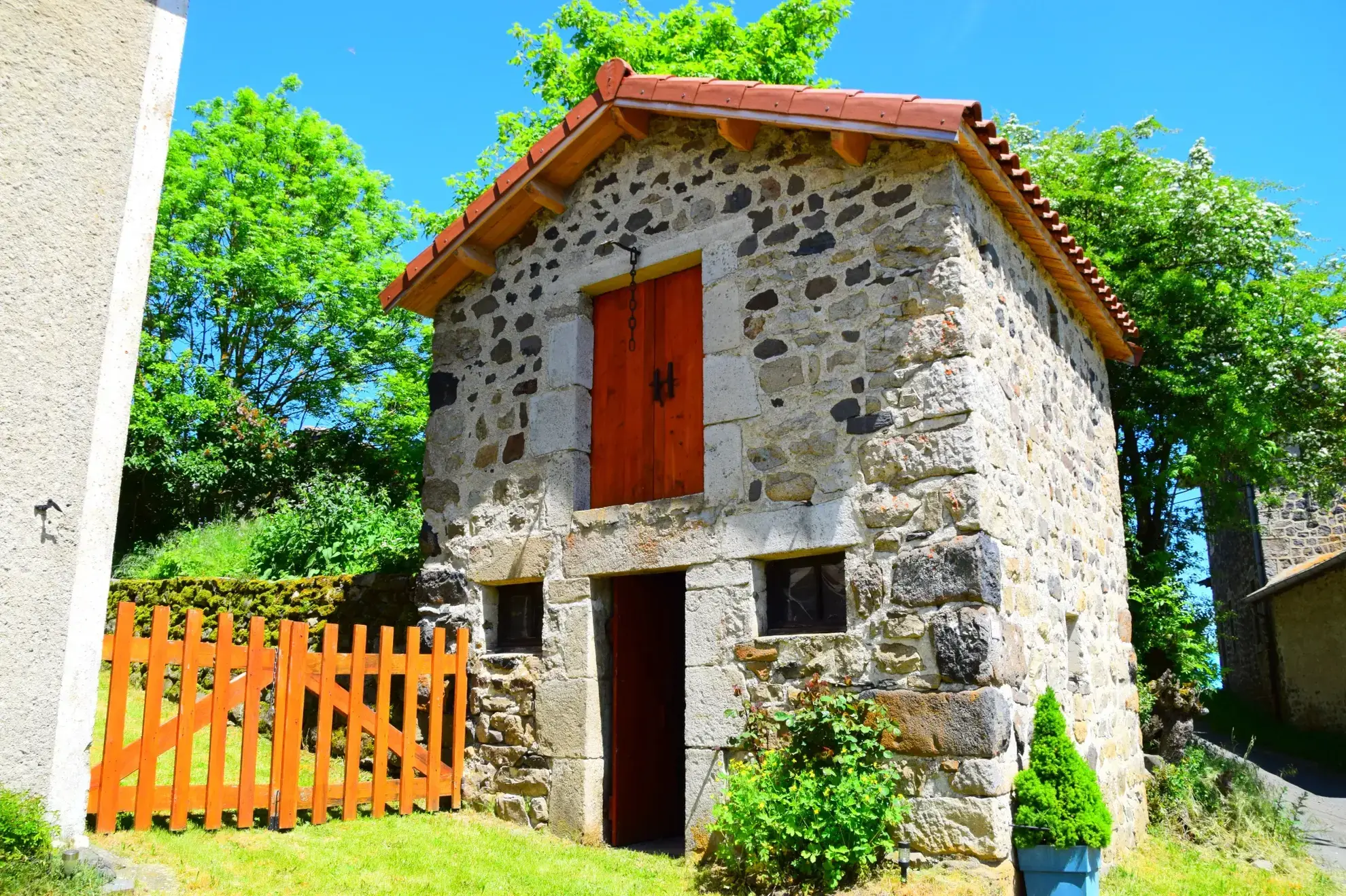 Ferme rénovée en Ardèche avec dépendances et vue montagne – Opportunité rare 