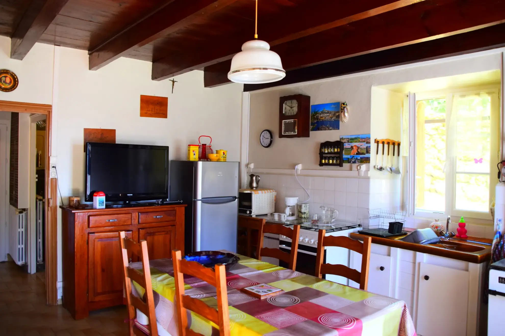 Ferme rénovée en Ardèche avec dépendances et vue montagne – Opportunité rare 