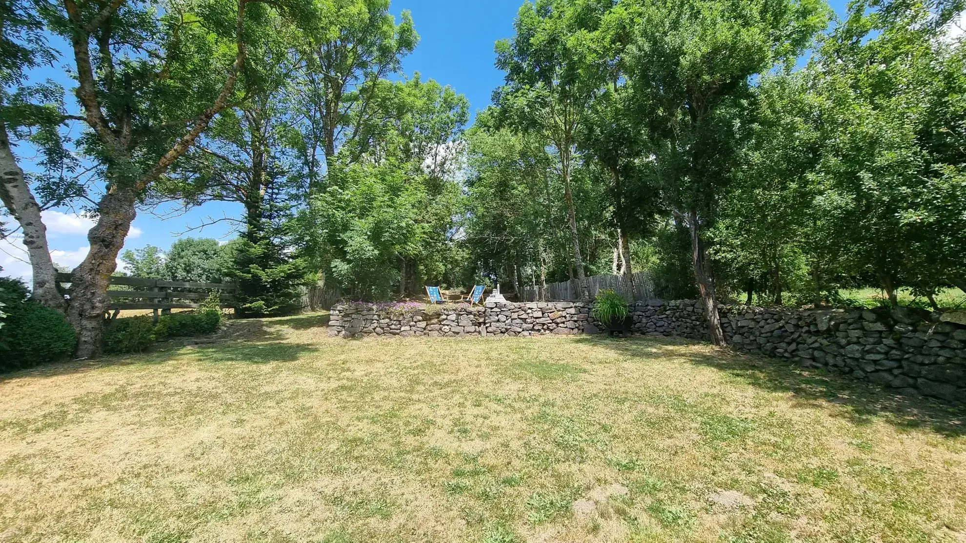 Ferme rénovée en Ardèche avec dépendances et vue montagne – Opportunité rare 
