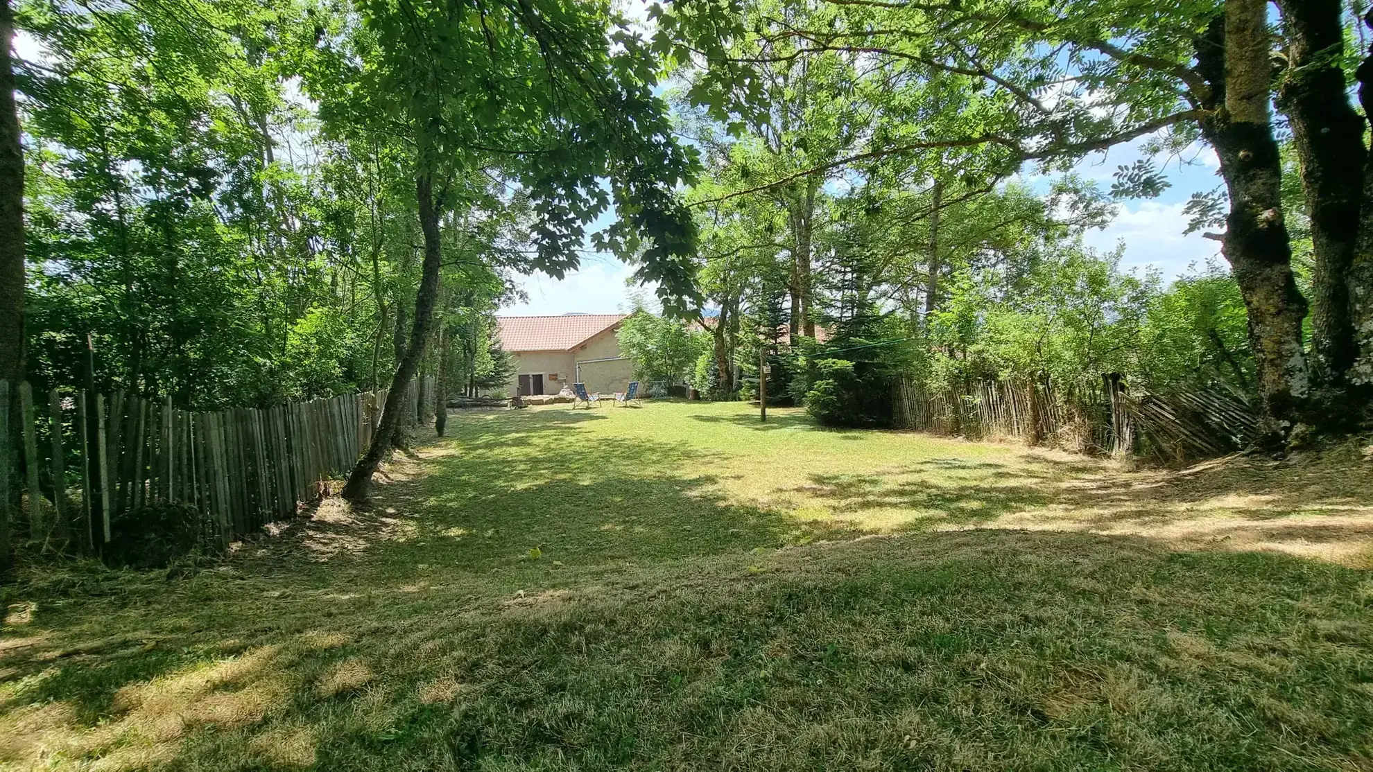 Ferme rénovée en Ardèche avec dépendances et vue montagne – Opportunité rare 