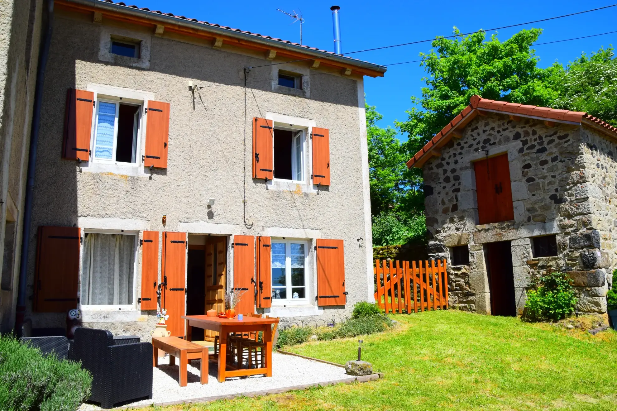 Ferme rénovée en Ardèche avec dépendances et vue montagne – Opportunité rare 