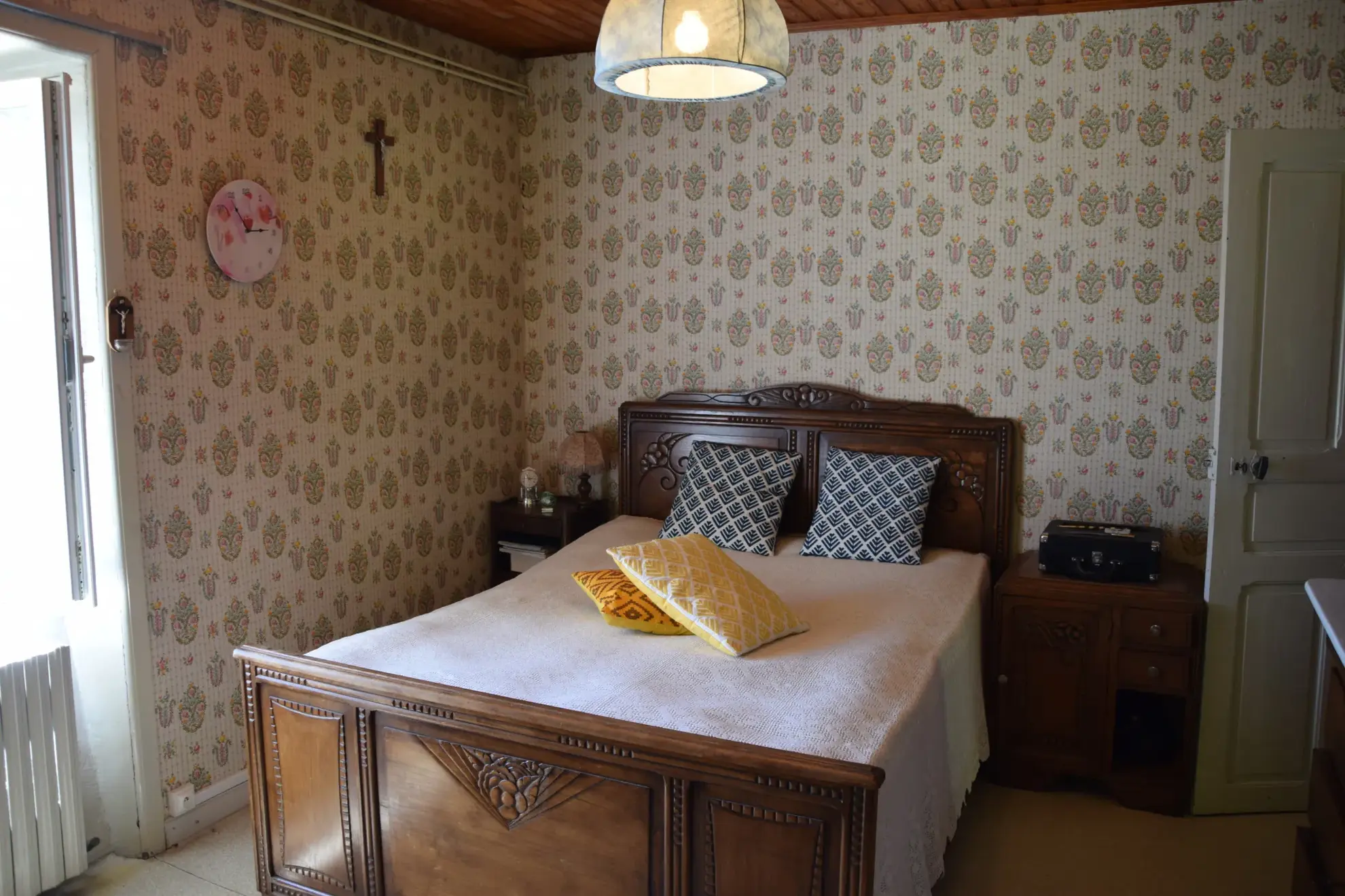 Ferme rénovée en Ardèche avec dépendances et vue montagne – Opportunité rare 