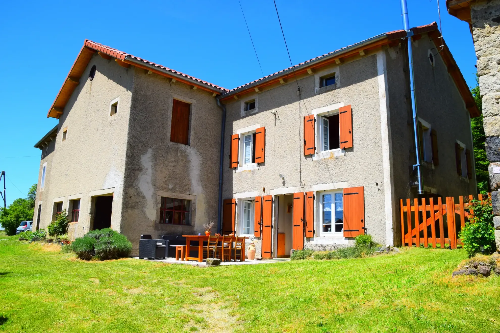 Ferme rénovée en Ardèche avec dépendances et vue montagne – Opportunité rare 