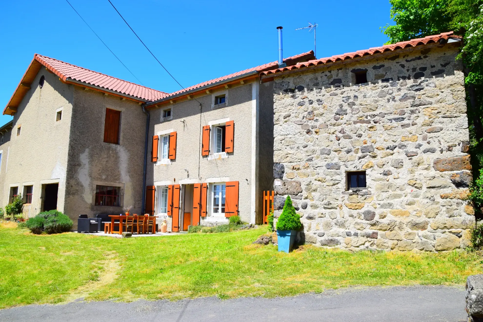 Ferme rénovée en Ardèche avec dépendances et vue montagne – Opportunité rare 