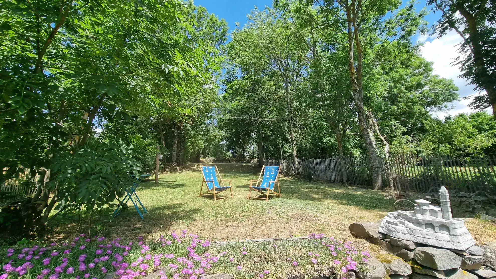 Ferme rénovée en Ardèche avec dépendances et vue montagne – Opportunité rare 