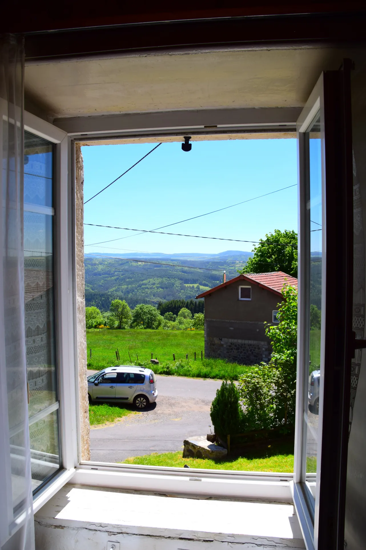 Ferme rénovée en Ardèche avec dépendances et vue montagne – Opportunité rare 