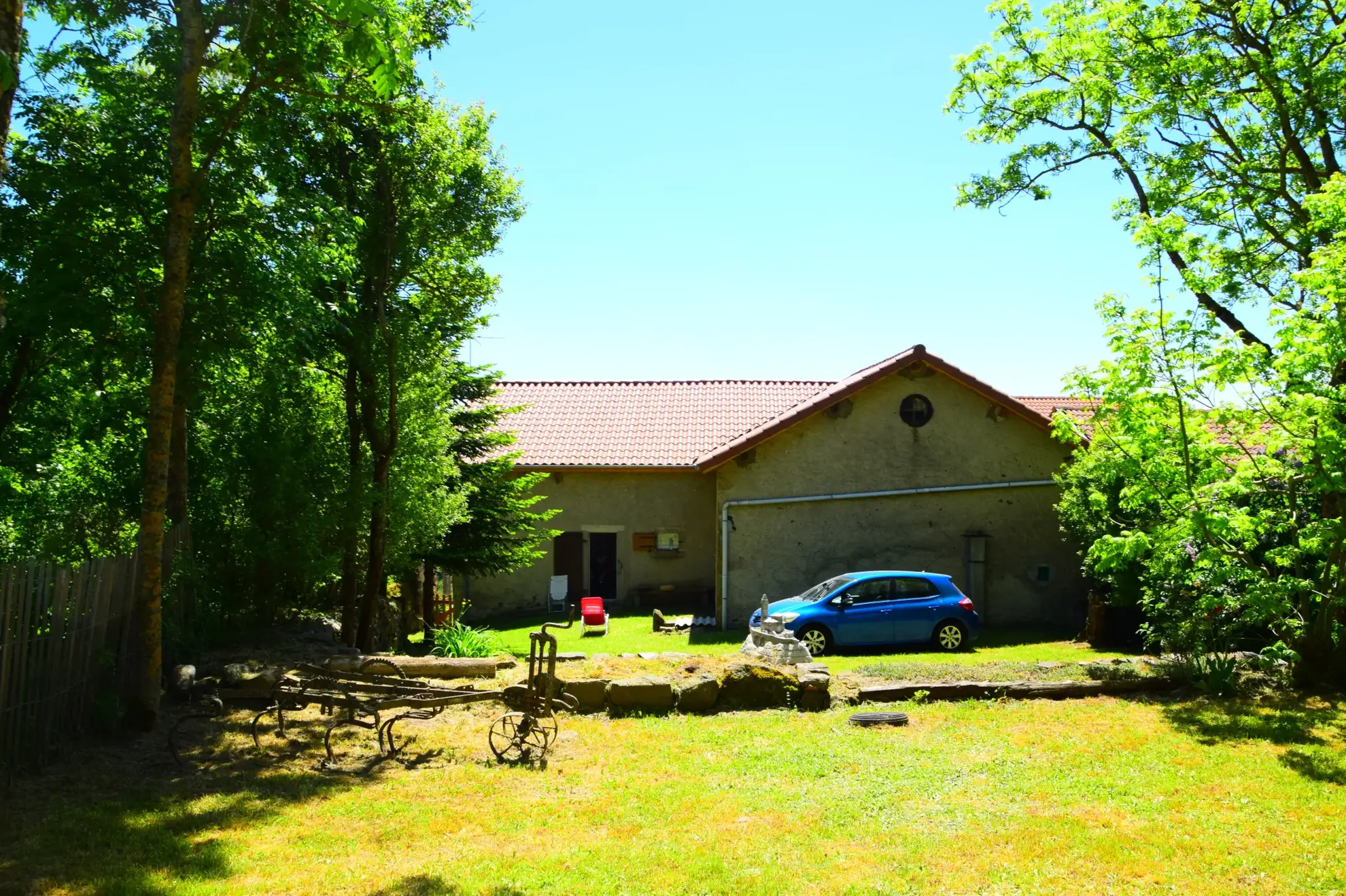 Ferme rénovée en Ardèche avec dépendances et vue montagne – Opportunité rare 