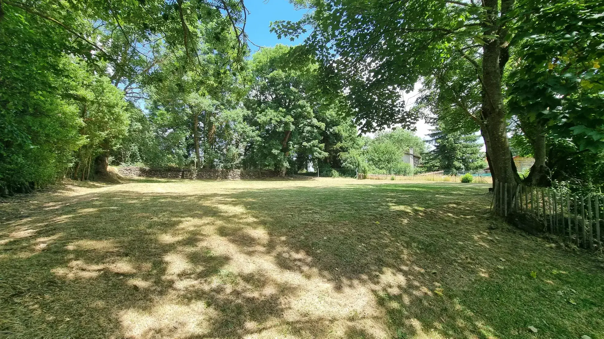 Ferme rénovée en Ardèche avec dépendances et vue montagne – Opportunité rare 
