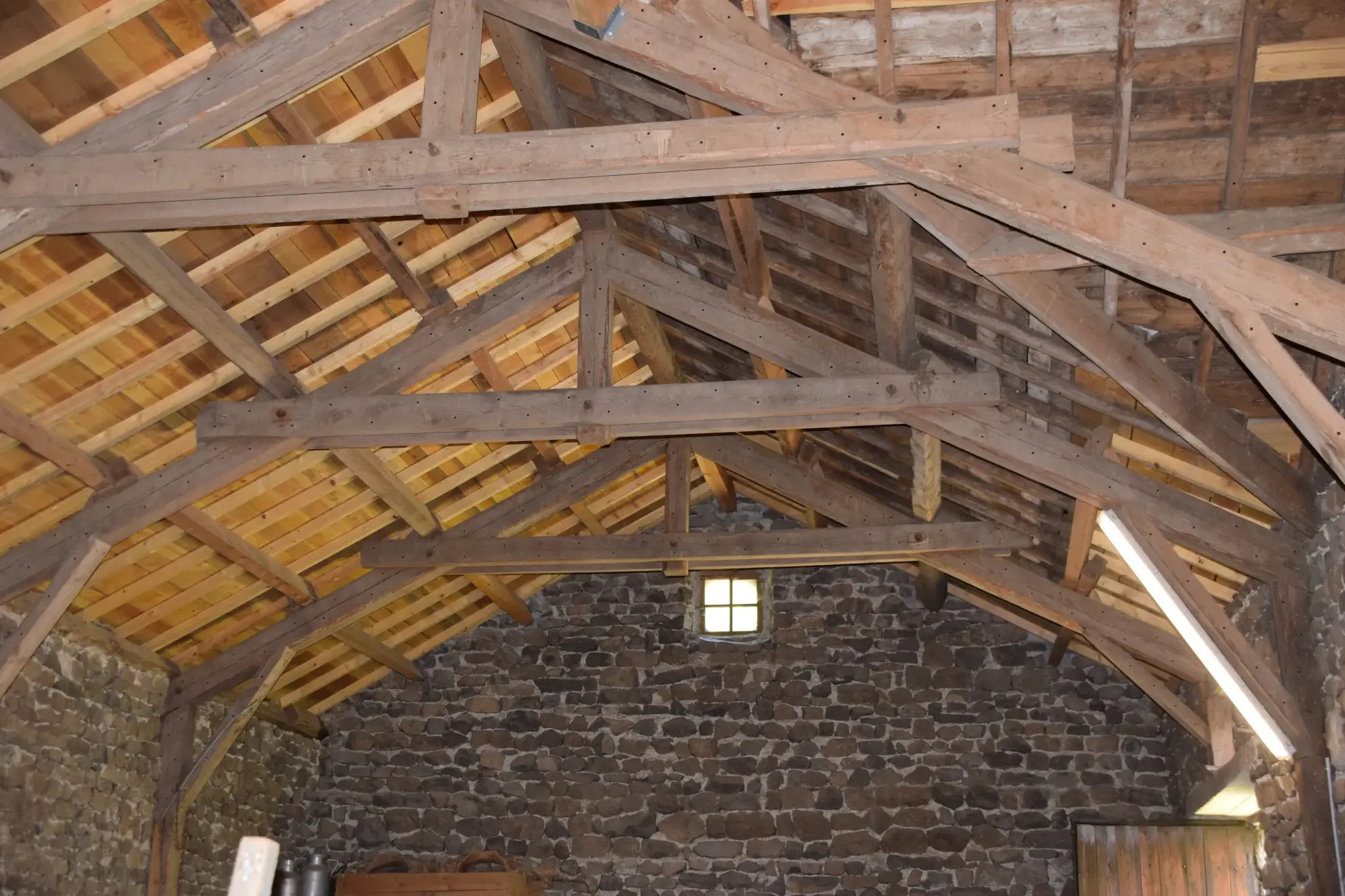 Ferme rénovée en Ardèche avec dépendances et vue montagne – Opportunité rare 