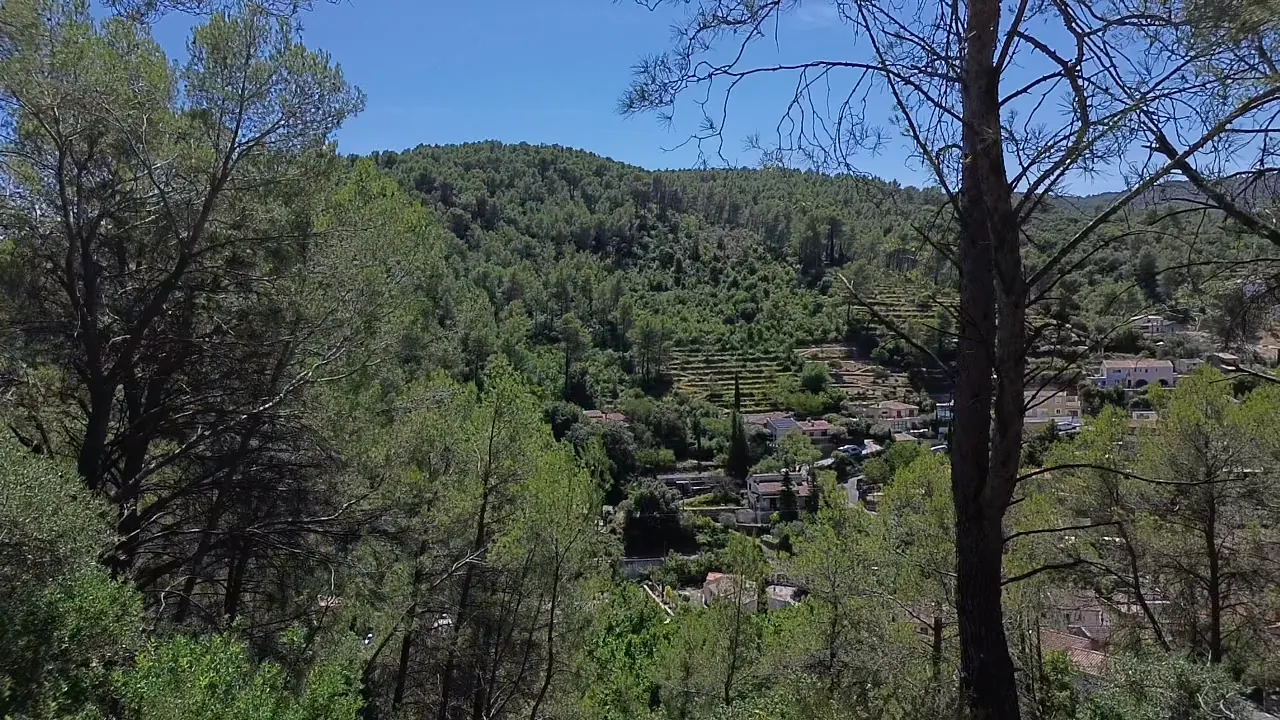 Terrain constructible de 1354 m² à Sollies Toucas – Vue dégagée, exposition sud