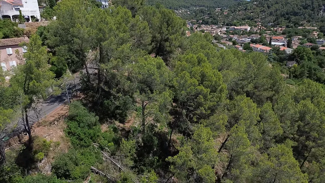 Terrain constructible de 1354 m² à Sollies Toucas – Vue dégagée, exposition sud 