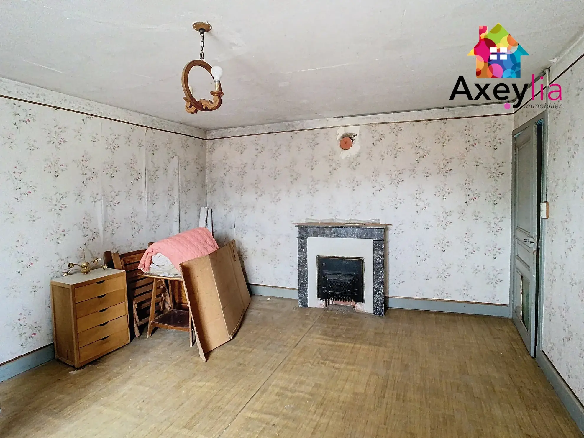 Maison en pierre à rénover proche de Renaison avec grand terrain 