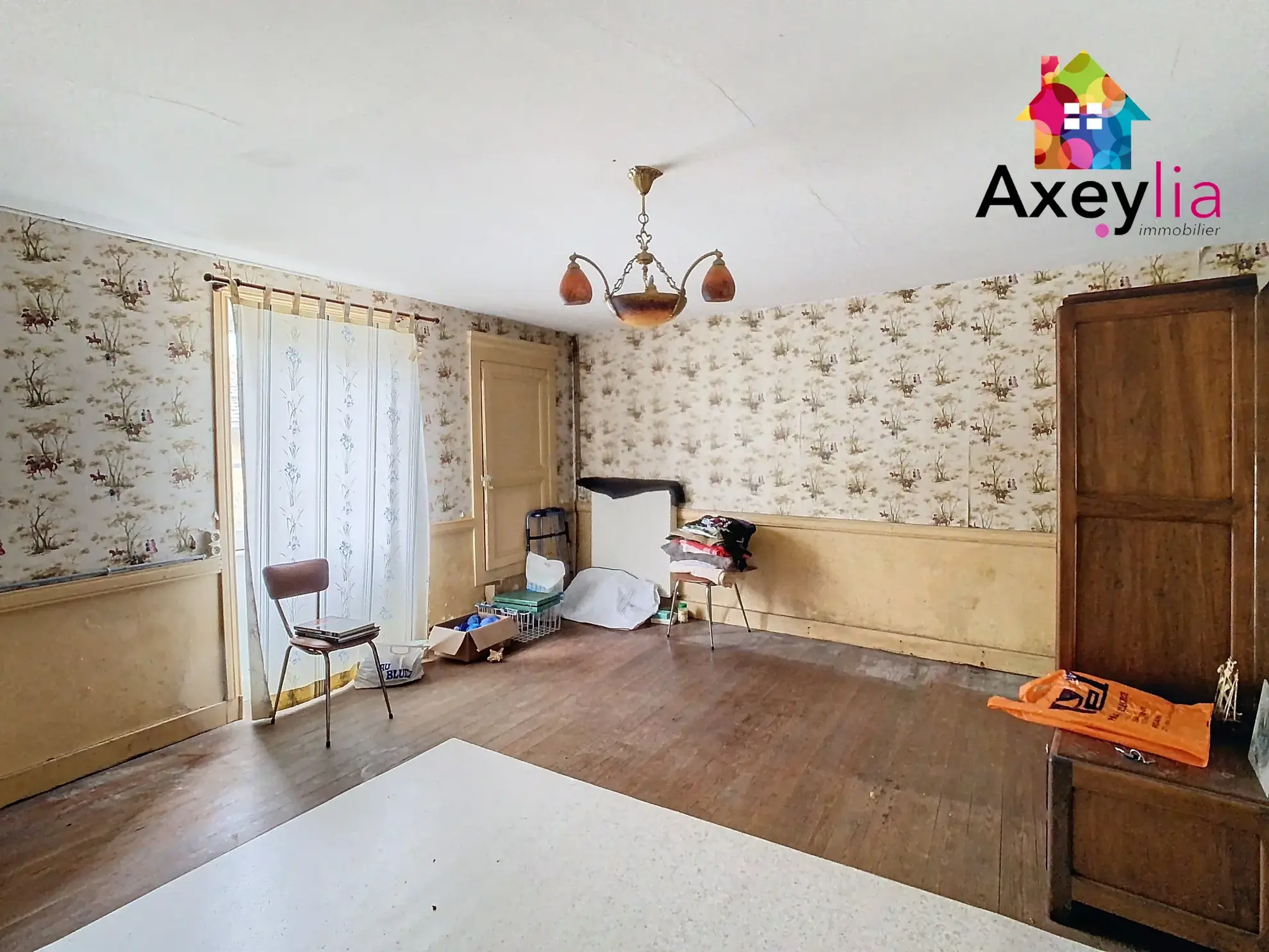 Maison en pierre à rénover proche de Renaison avec grand terrain 