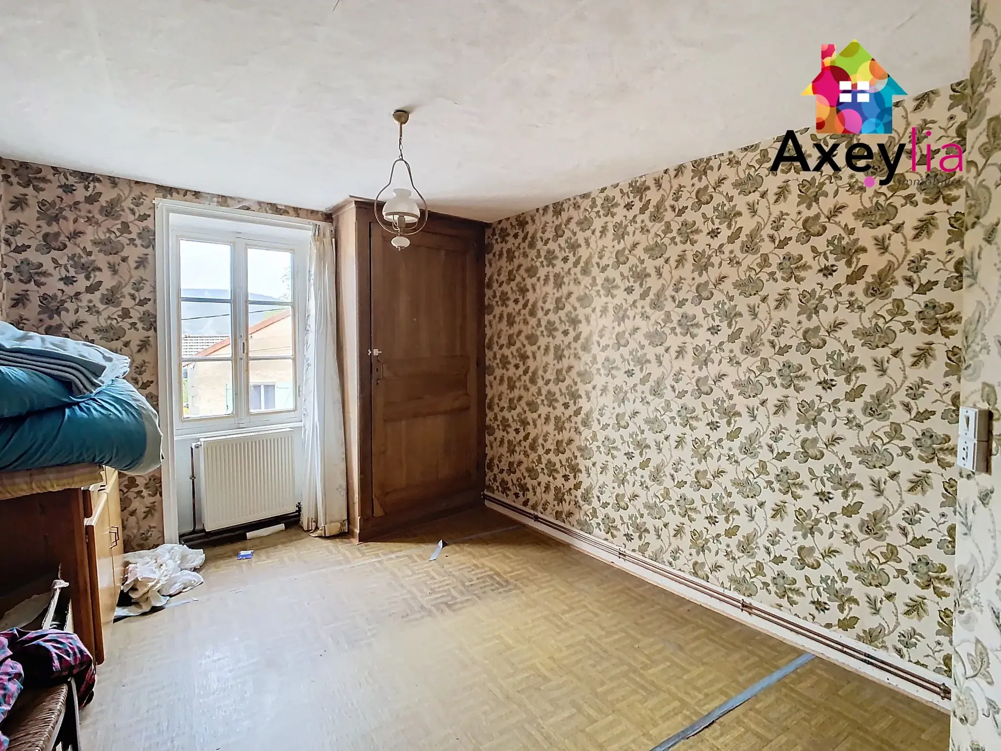 Maison en pierre à rénover proche de Renaison avec grand terrain 