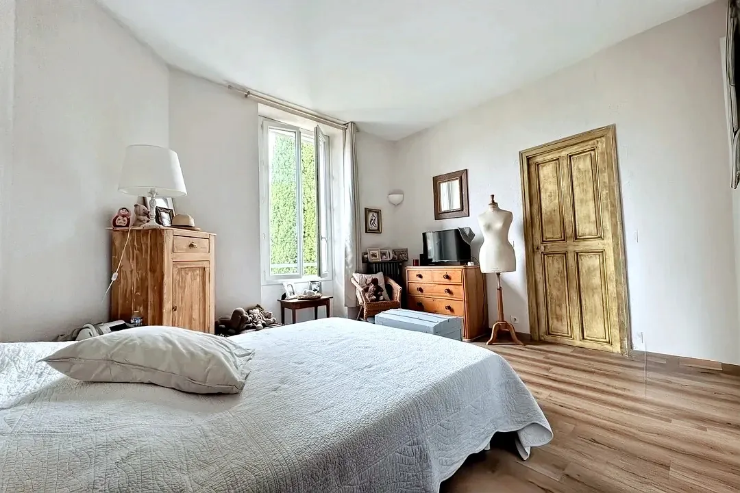 Maison de caractère de 165 m² à Cavaillon avec studio indépendant et terrasse 