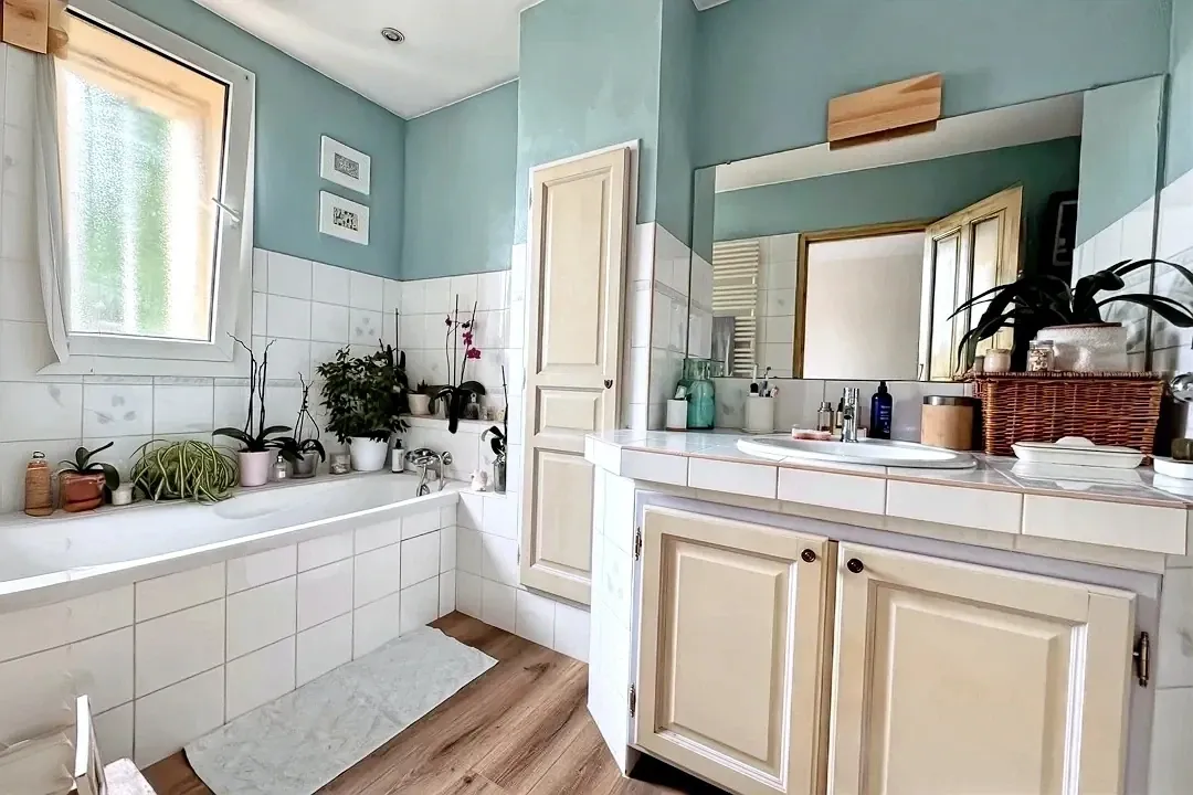 Maison de caractère de 165 m² à Cavaillon avec studio indépendant et terrasse 