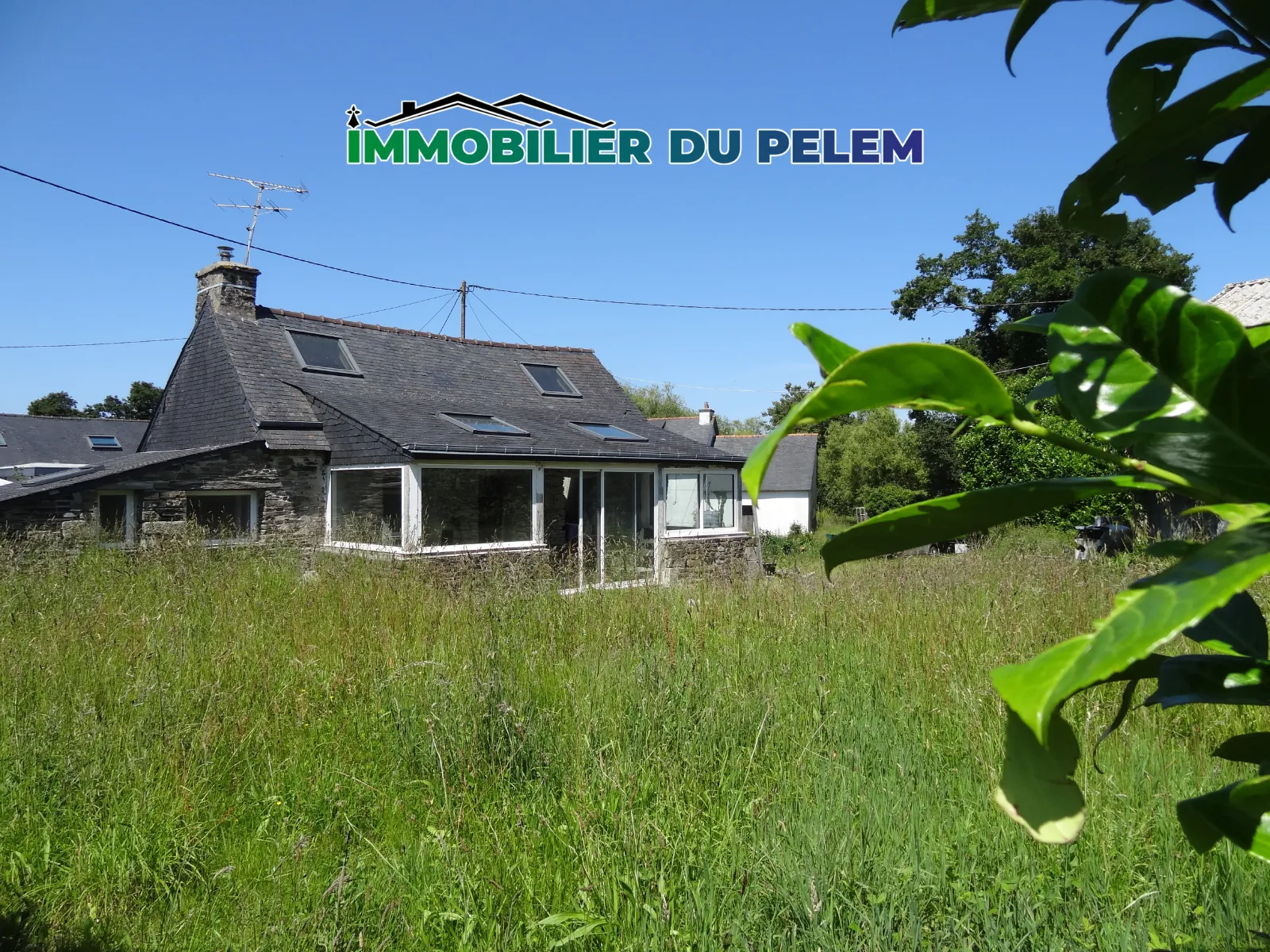 Maison en pierre à finir de rénover avec hangar à Maël-Carhaix