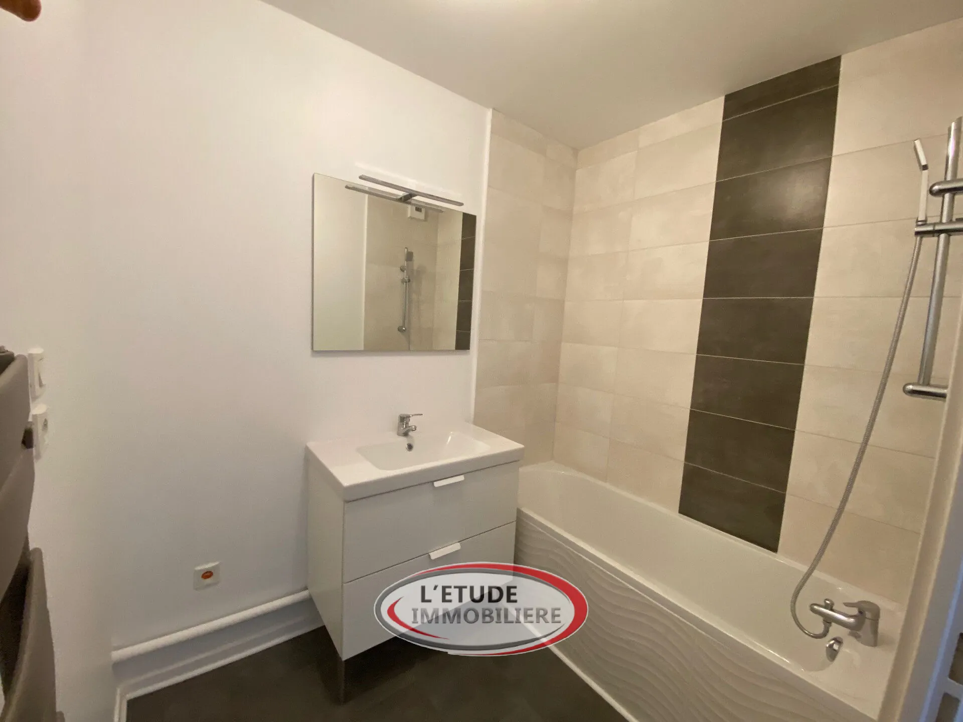 Appartement T2 rénové avec balcon et garage à Nantes 