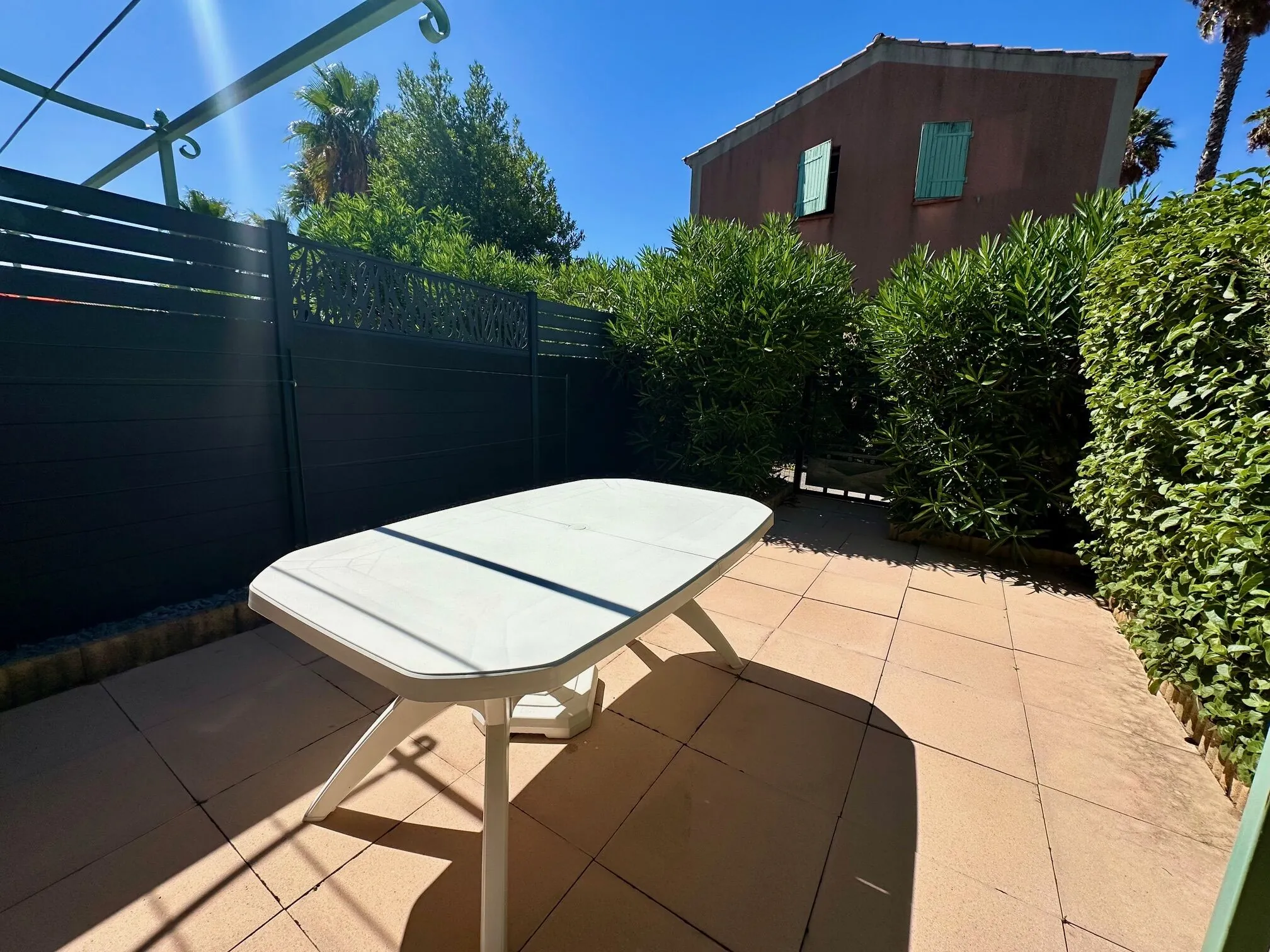 Villa mitoyenne avec piscine à La Seyne-sur-Mer - Investissement ou pied-à-terre idéal 