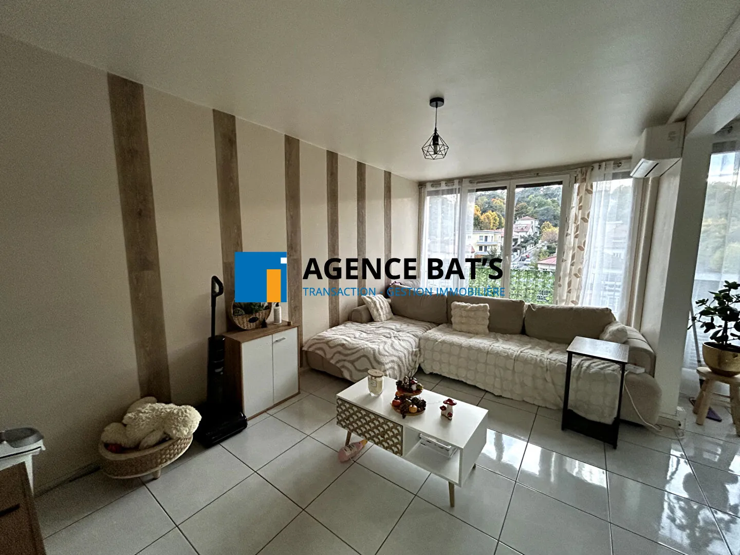 Appartement T2 rénové de 63 m² à Saint-Etienne, secteur Bergson 