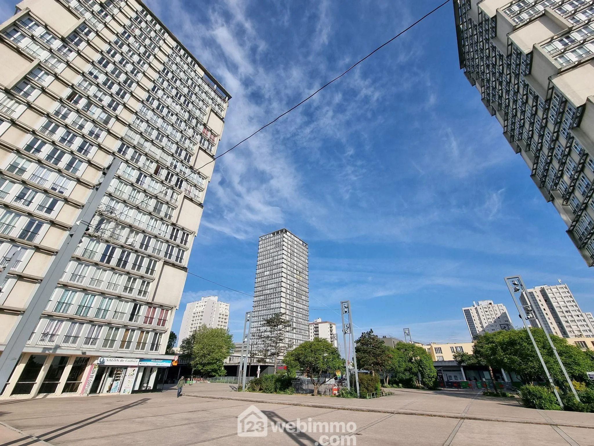 Appartement 3 pièces avec cave au 18ème étage à Choisy-le-Roi