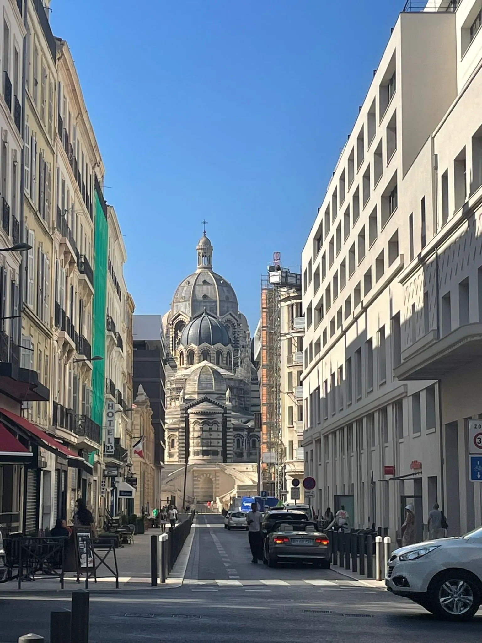 Appartement T4 de 106 m² à Marseille avec stationnement et vue dégagée 