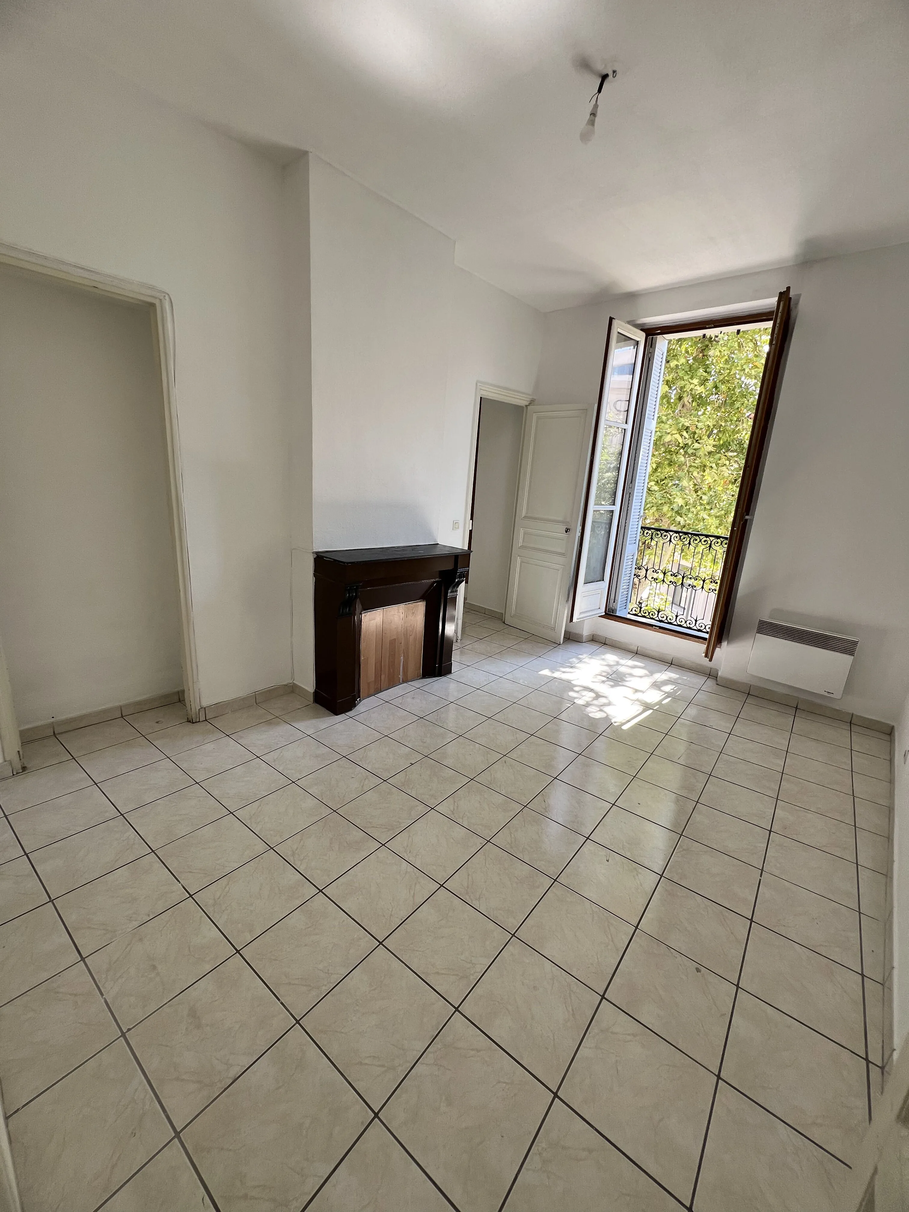 Appartement T4 de 106 m² avec stationnement à Marseille – Quartier Quai de la Joliette 