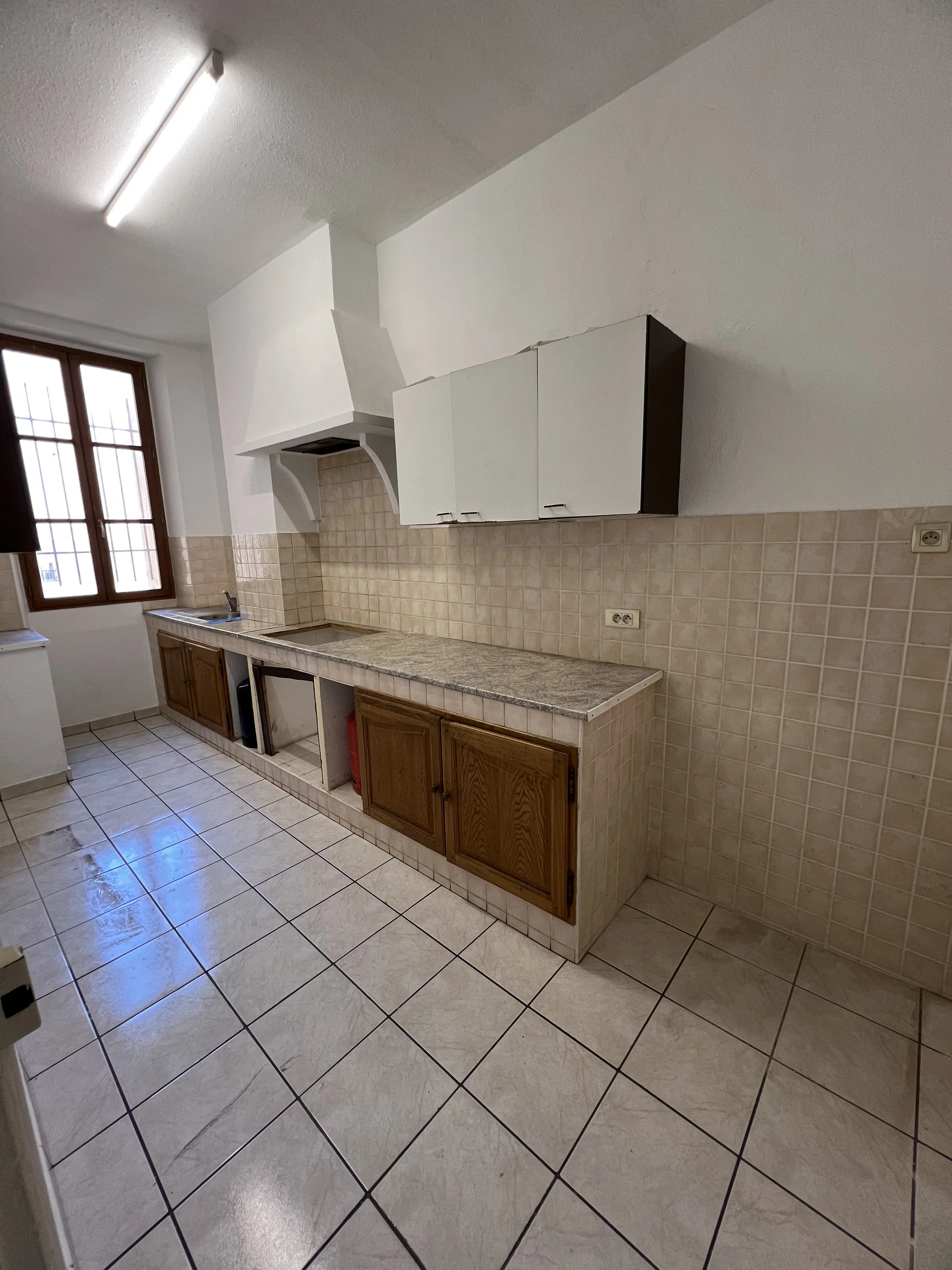 Appartement T4 de 106 m² avec stationnement à Marseille – Quartier Quai de la Joliette 