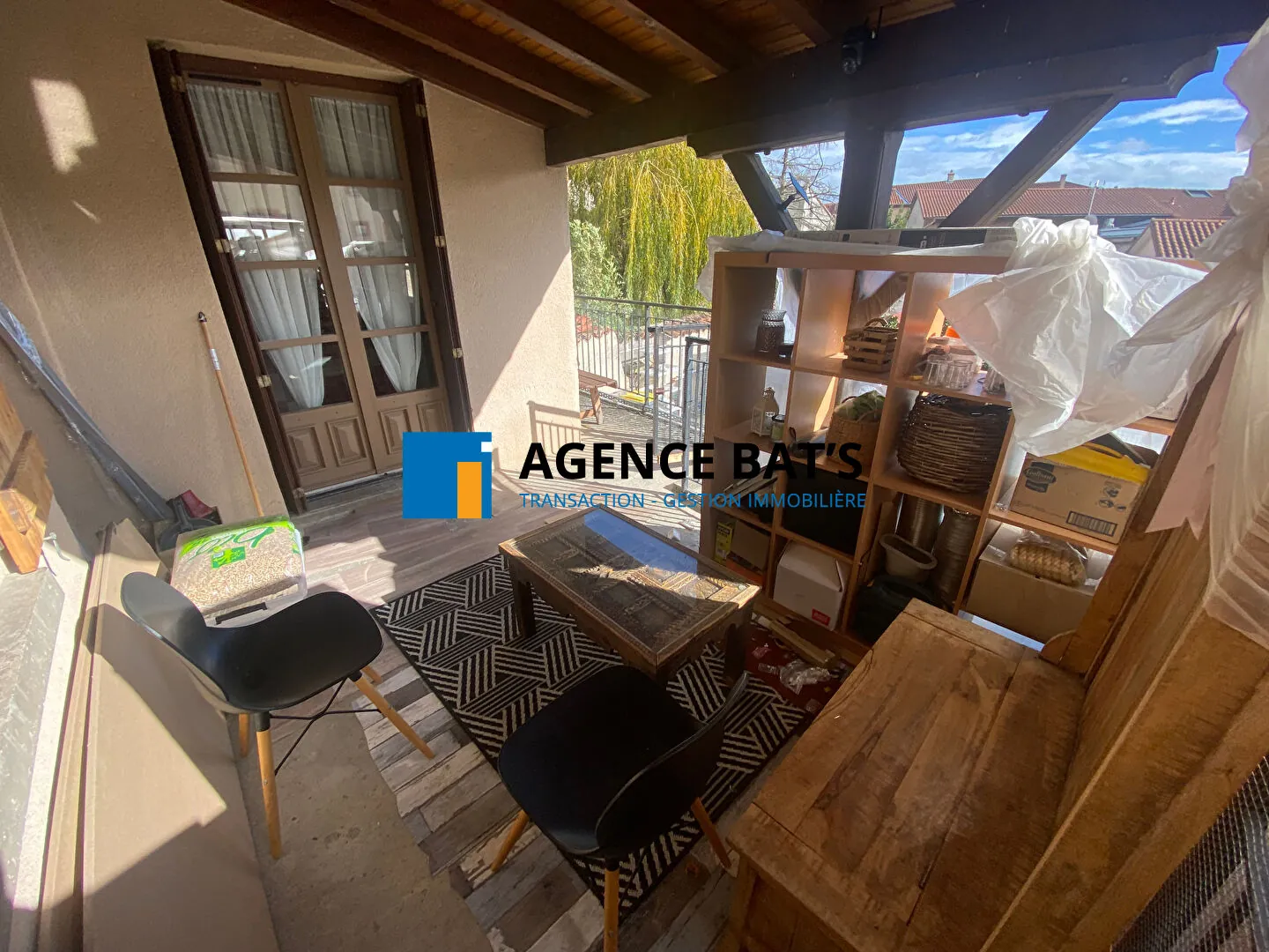 Maison rénovée à Champdieu avec grand terrain de 397 m² 