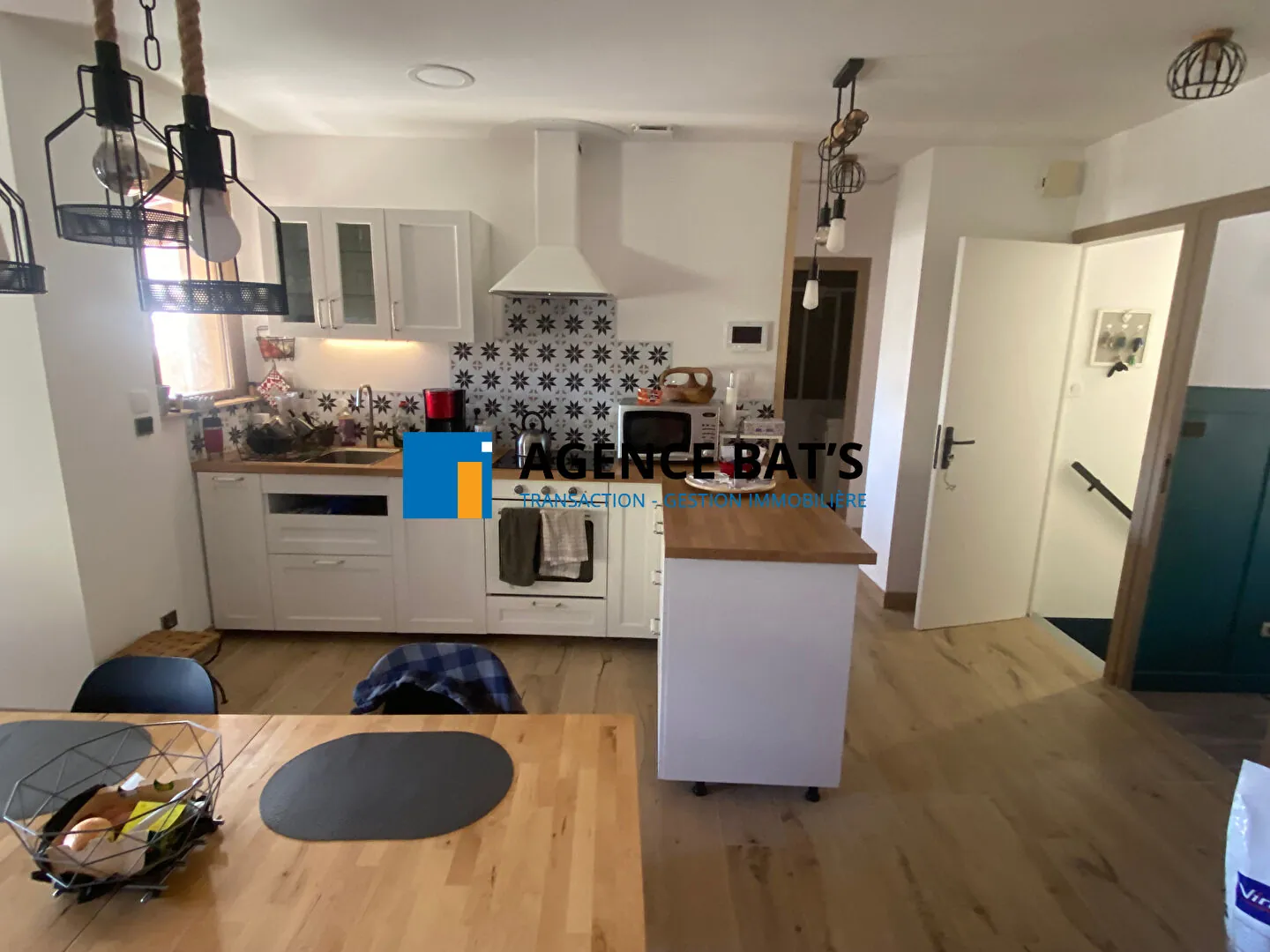 Maison rénovée à Champdieu avec grand terrain de 397 m² 