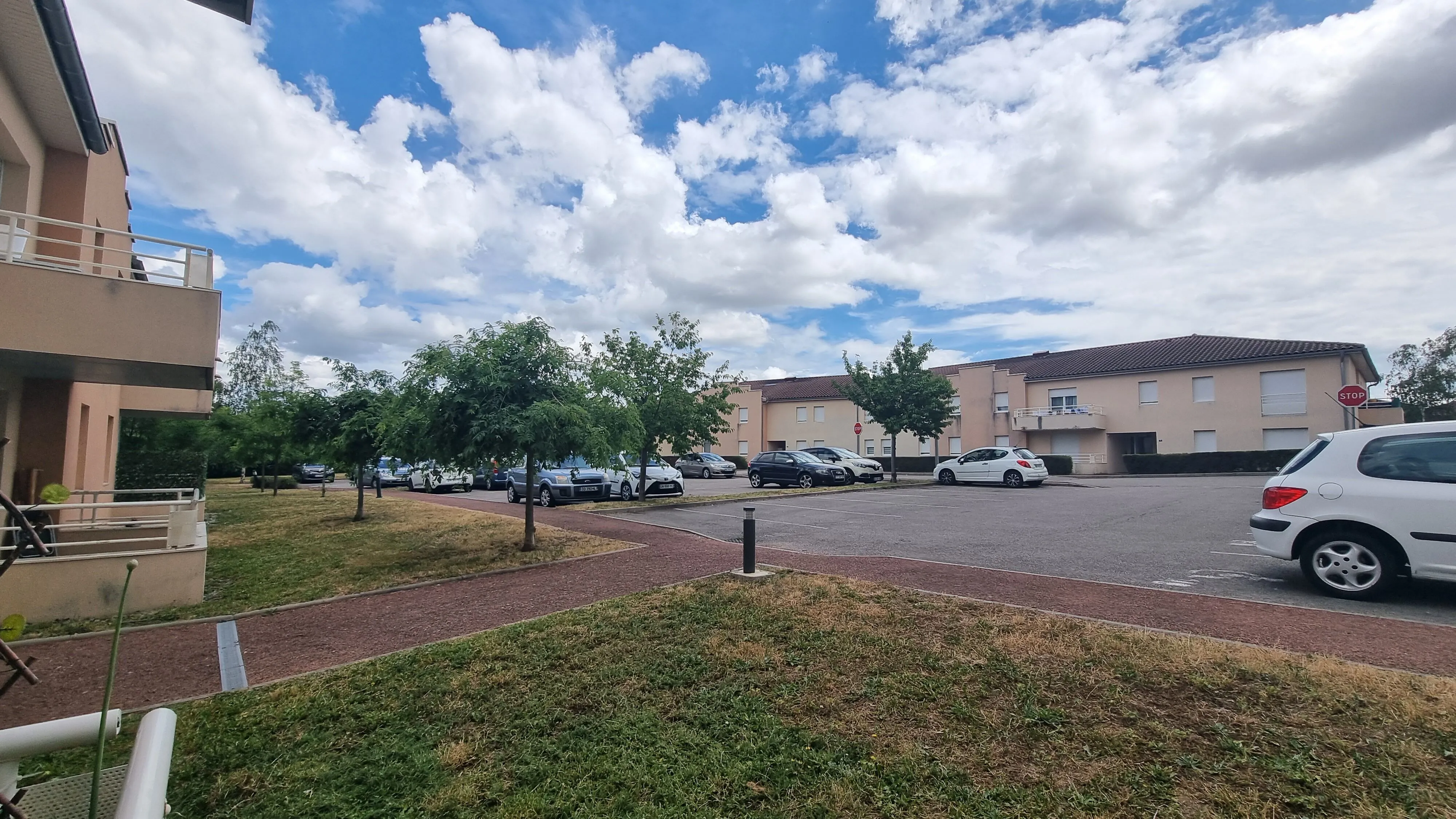 Appartement à Villerest de 41 m² avec terrasse et parking, idéal investisseur 