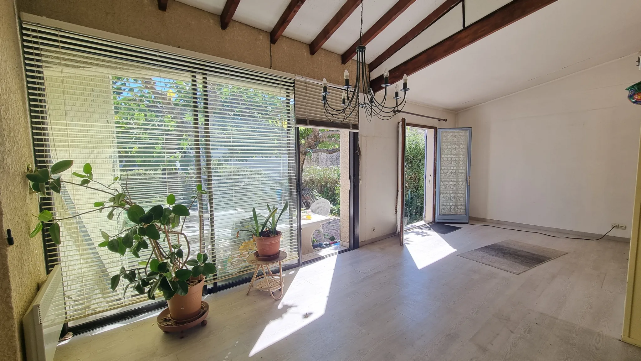 Maison de plain-pied à vendre à Gallargues-le-Montueux, 2 chambres, potentiel de rénovation 